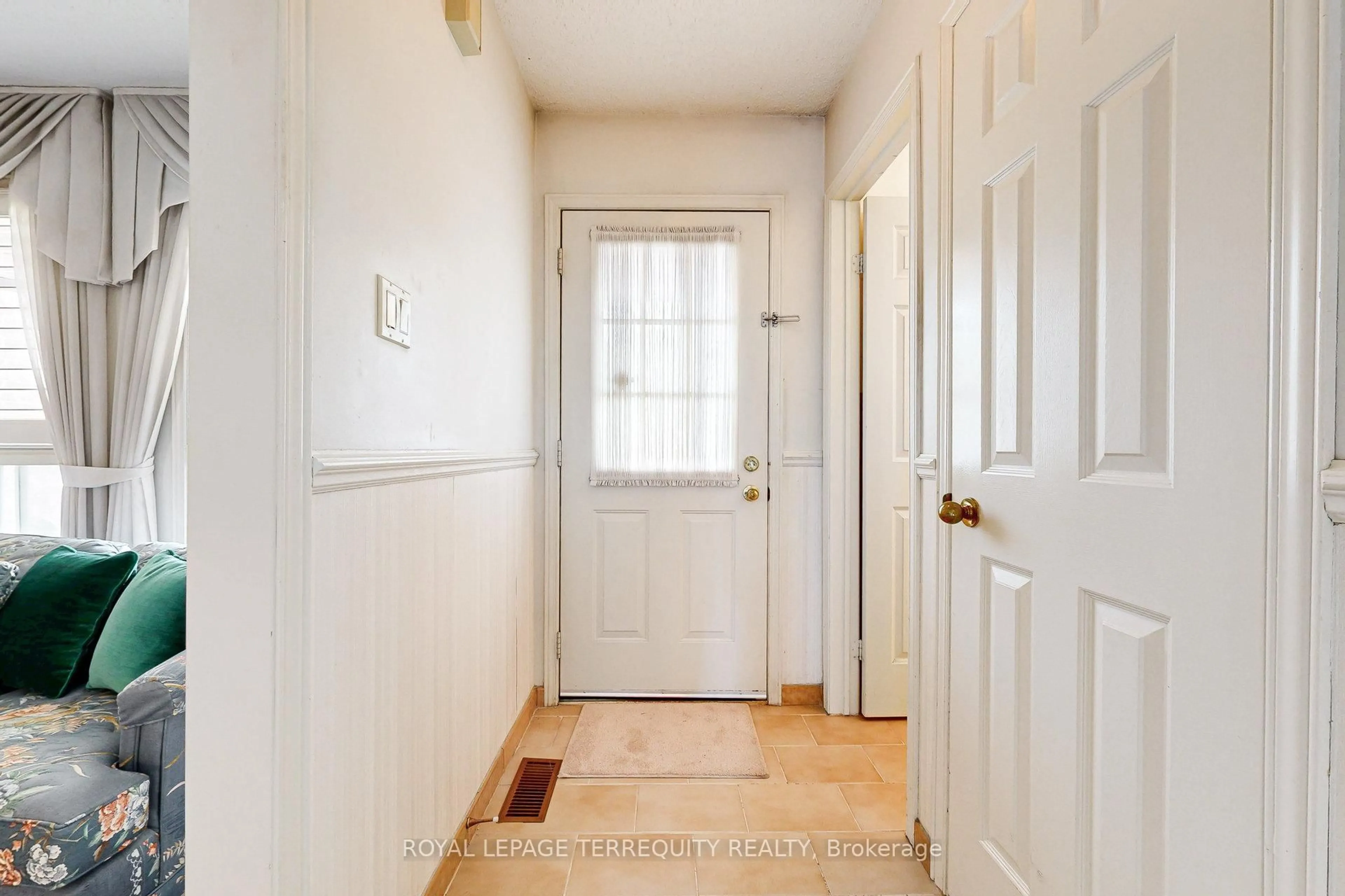 Indoor entryway for 59 Trawley Cres, Ajax Ontario L1S 5X9