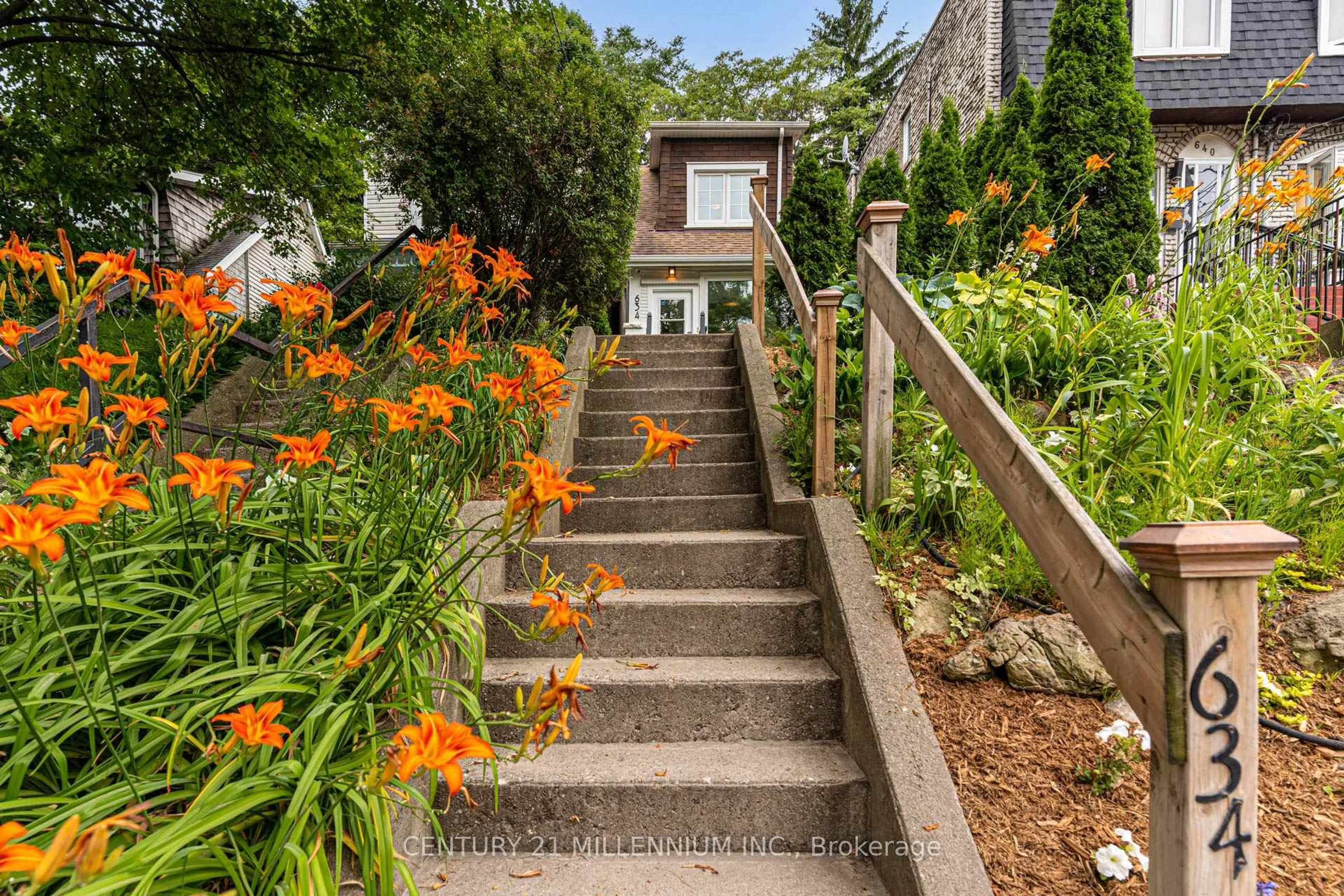 Stairs for 634 Woodbine Ave, Toronto Ontario M4E 2J1