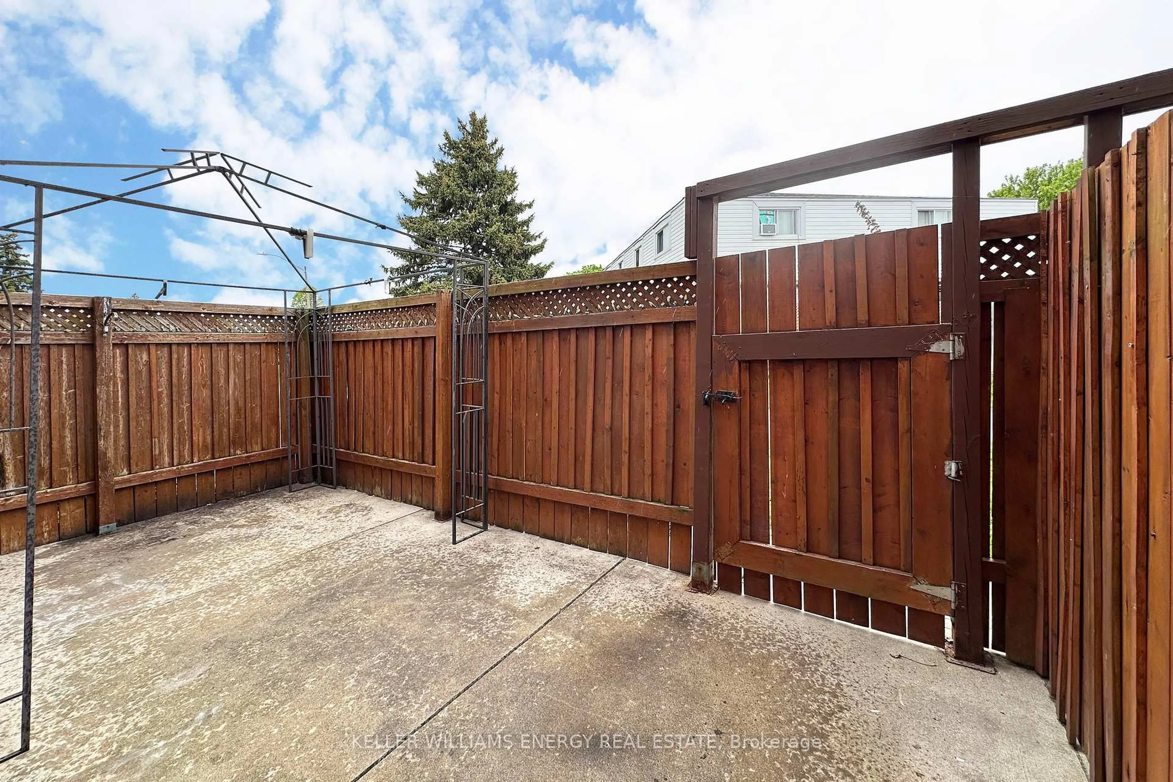 Patio, street for 743 Cypress Ave, Oshawa Ontario L1H 2X2