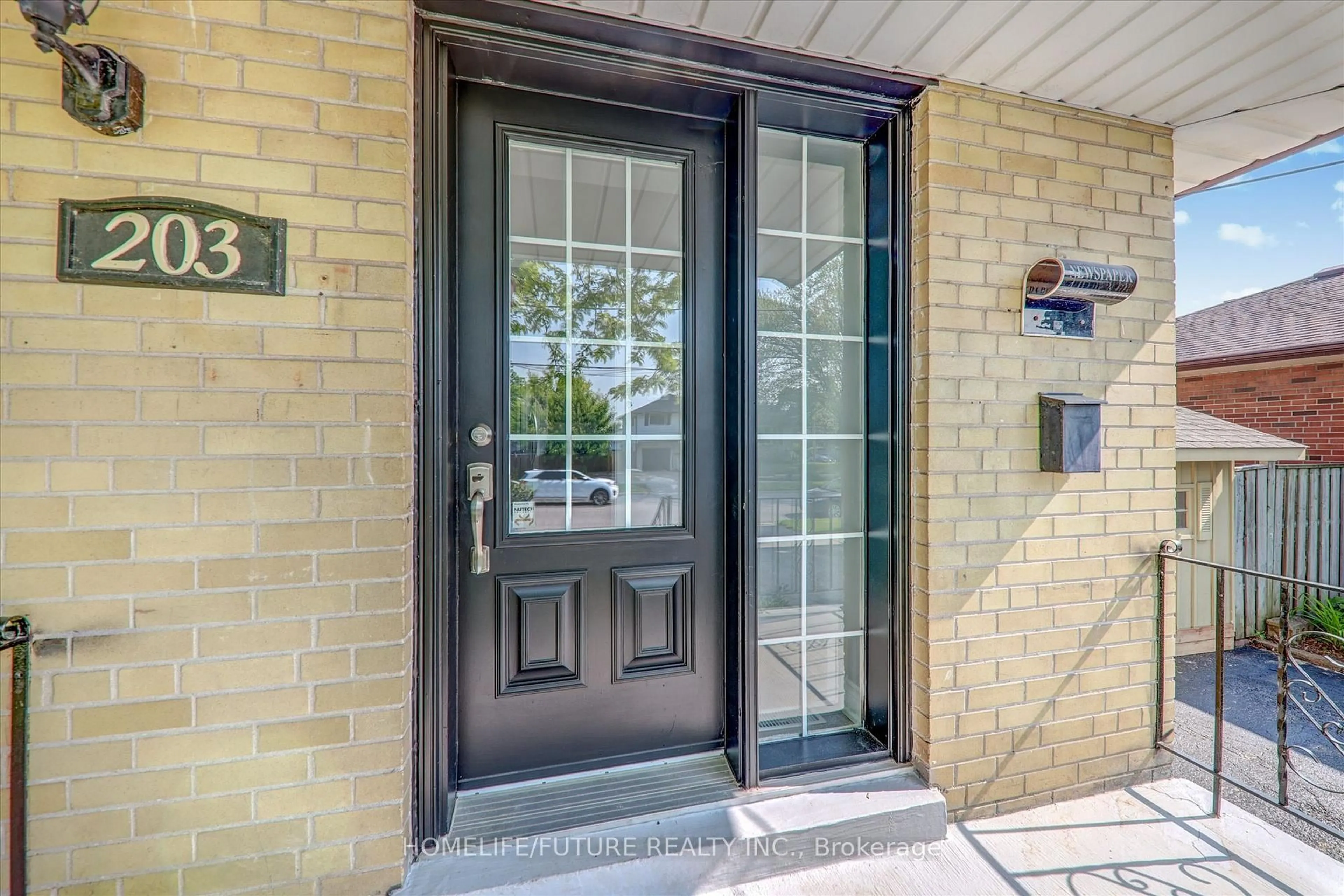 Indoor entryway for 203 Crawforth St, Whitby Ontario L1N 3S4