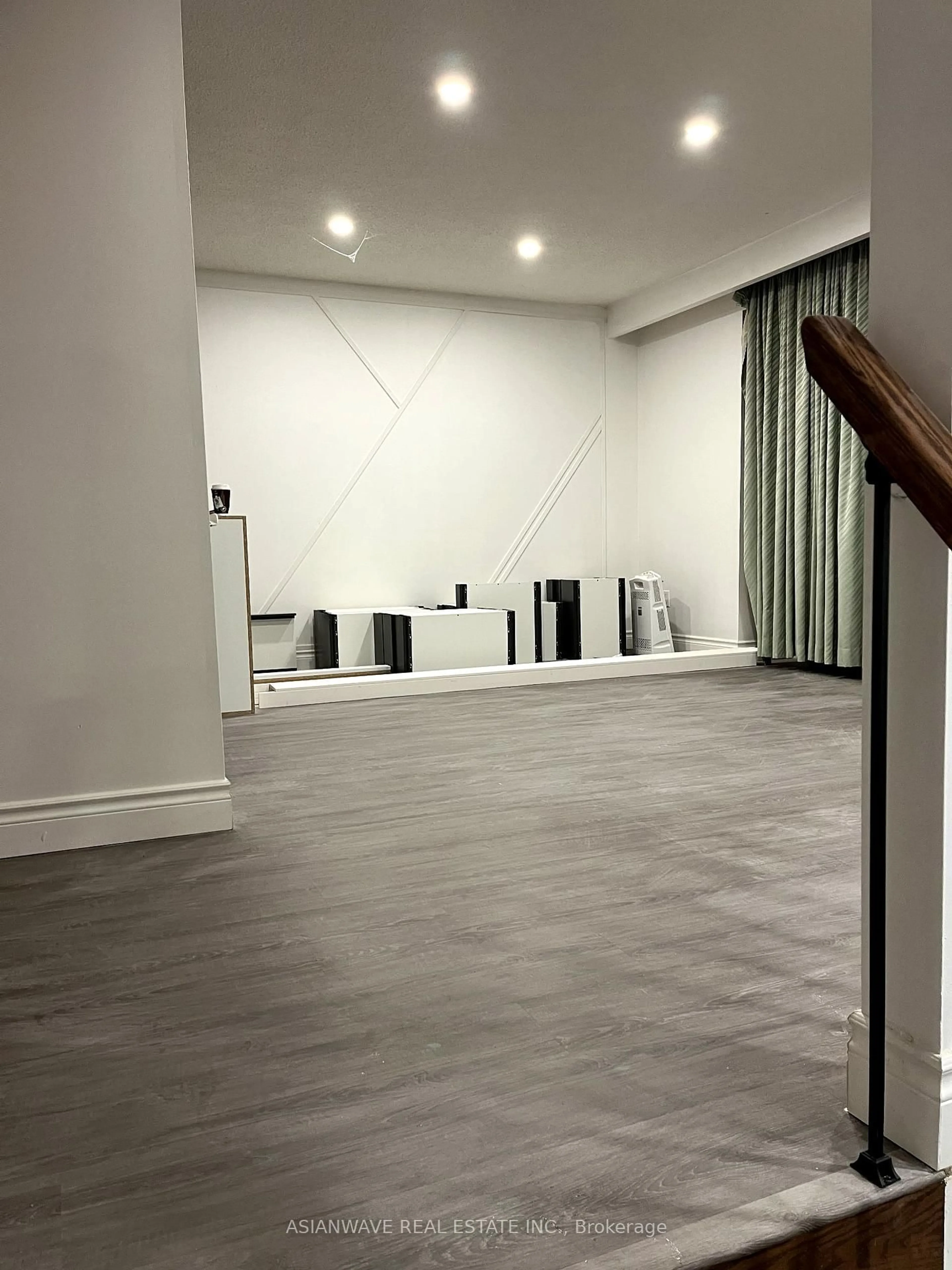 A pic of a room for 50 Oakdale Dr, Oshawa Ontario L1H 6X1
