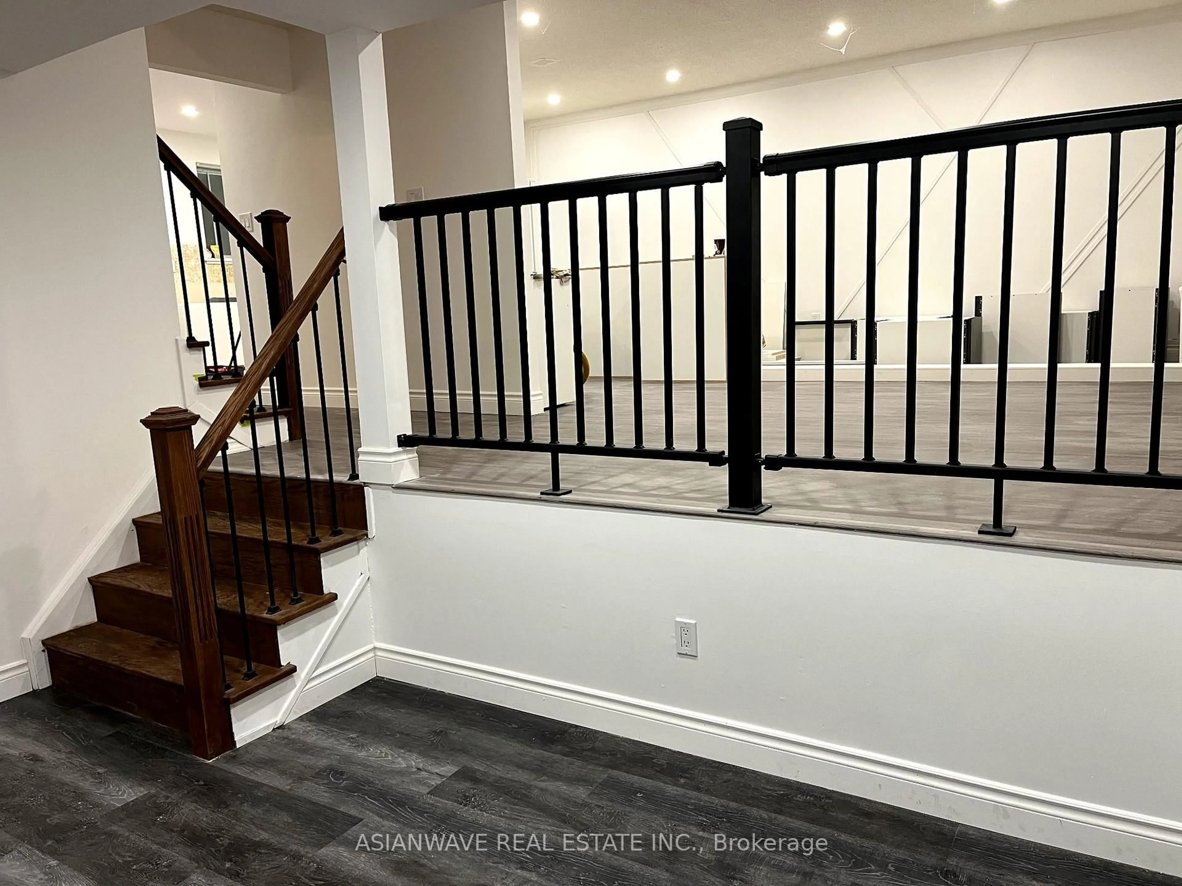 Indoor entryway for 50 Oakdale Dr, Oshawa Ontario L1H 6X1
