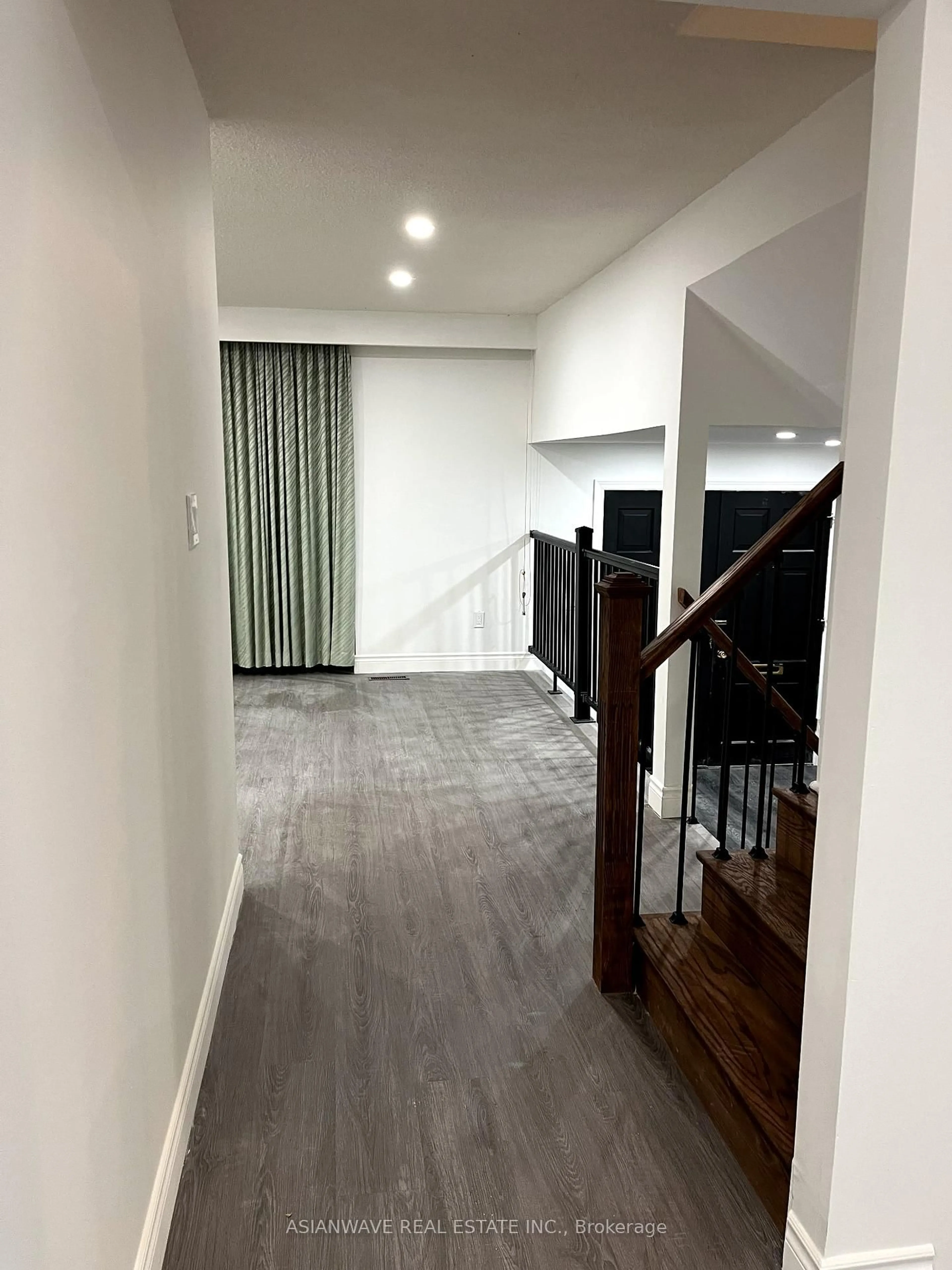Indoor foyer for 50 Oakdale Dr, Oshawa Ontario L1H 6X1