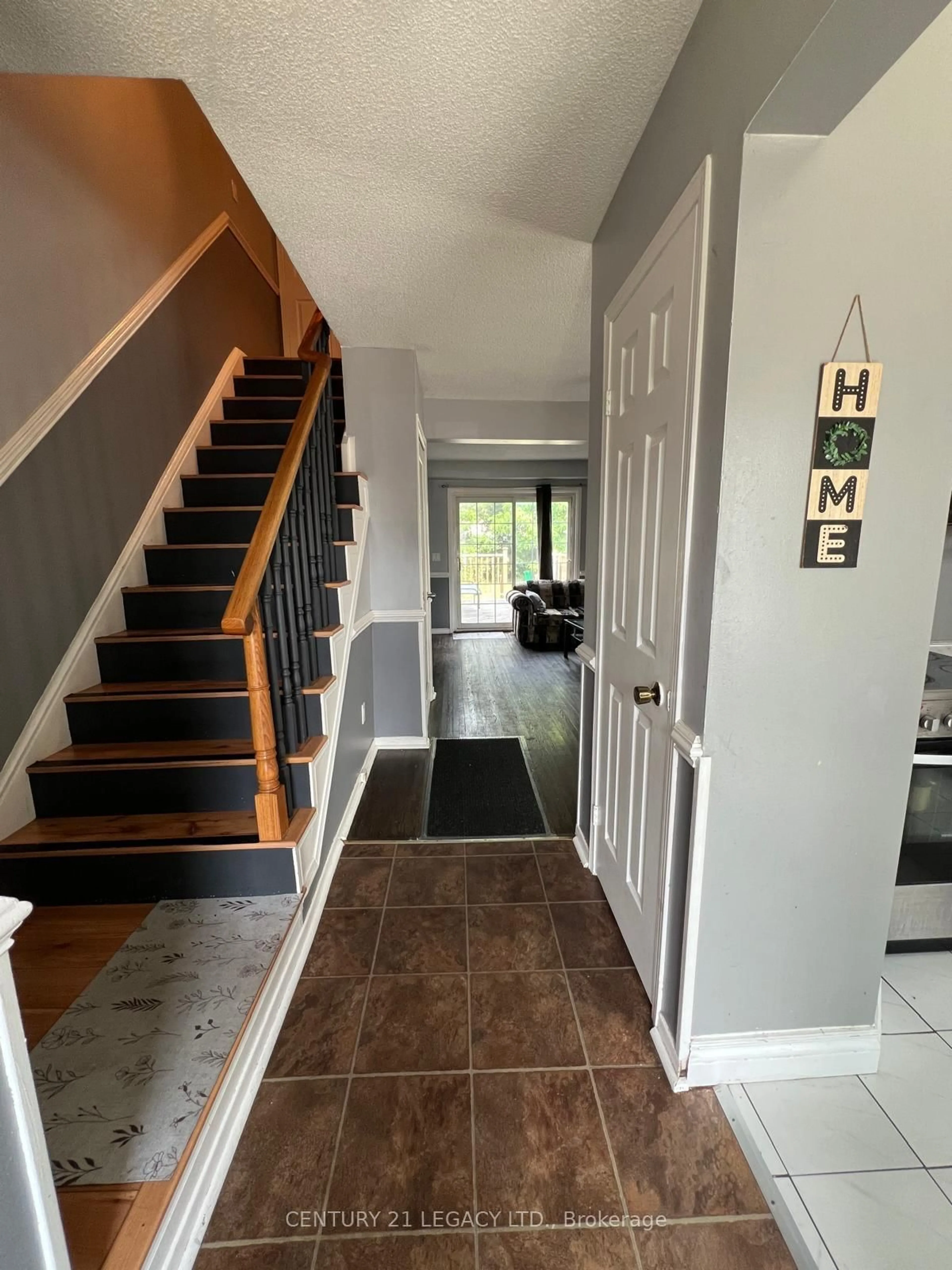 Indoor entryway for 1544 Connery Cres, Oshawa Ontario L1J 8G1