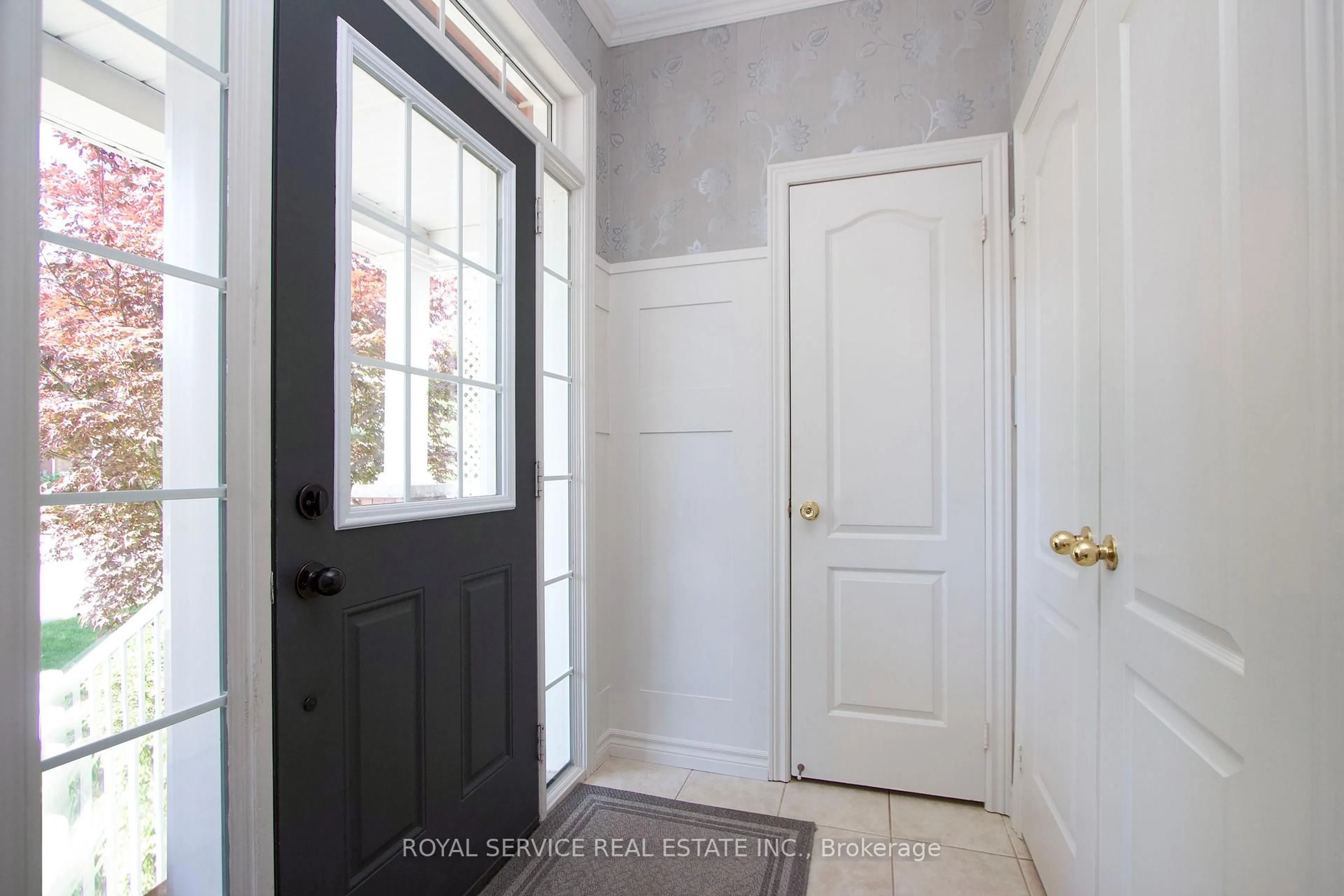 Indoor entryway for 15 Thomas Woodlock St, Clarington Ontario L1B 0C7
