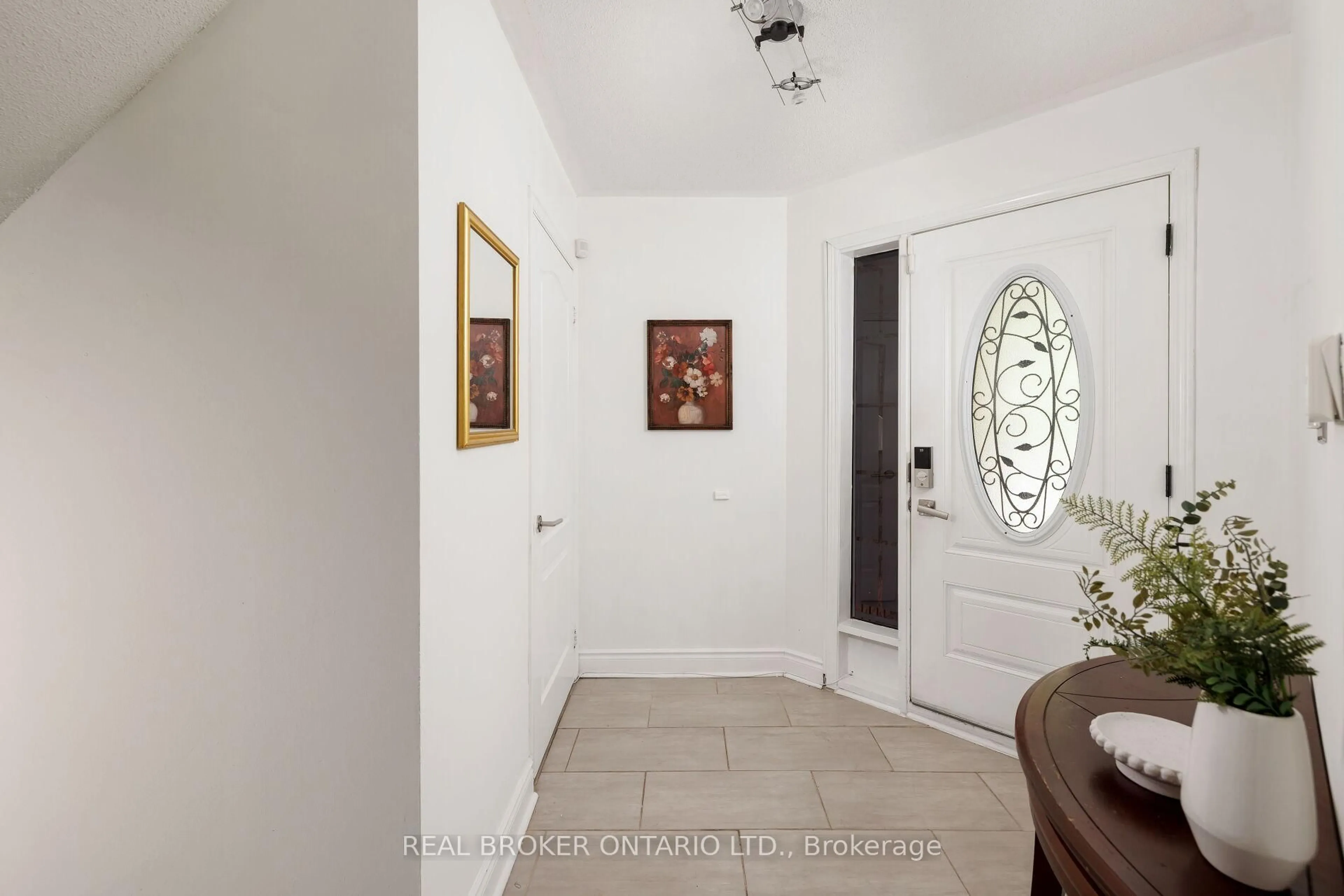 Indoor entryway for 23 Misty Hills Tr, Toronto Ontario M1X 1S4