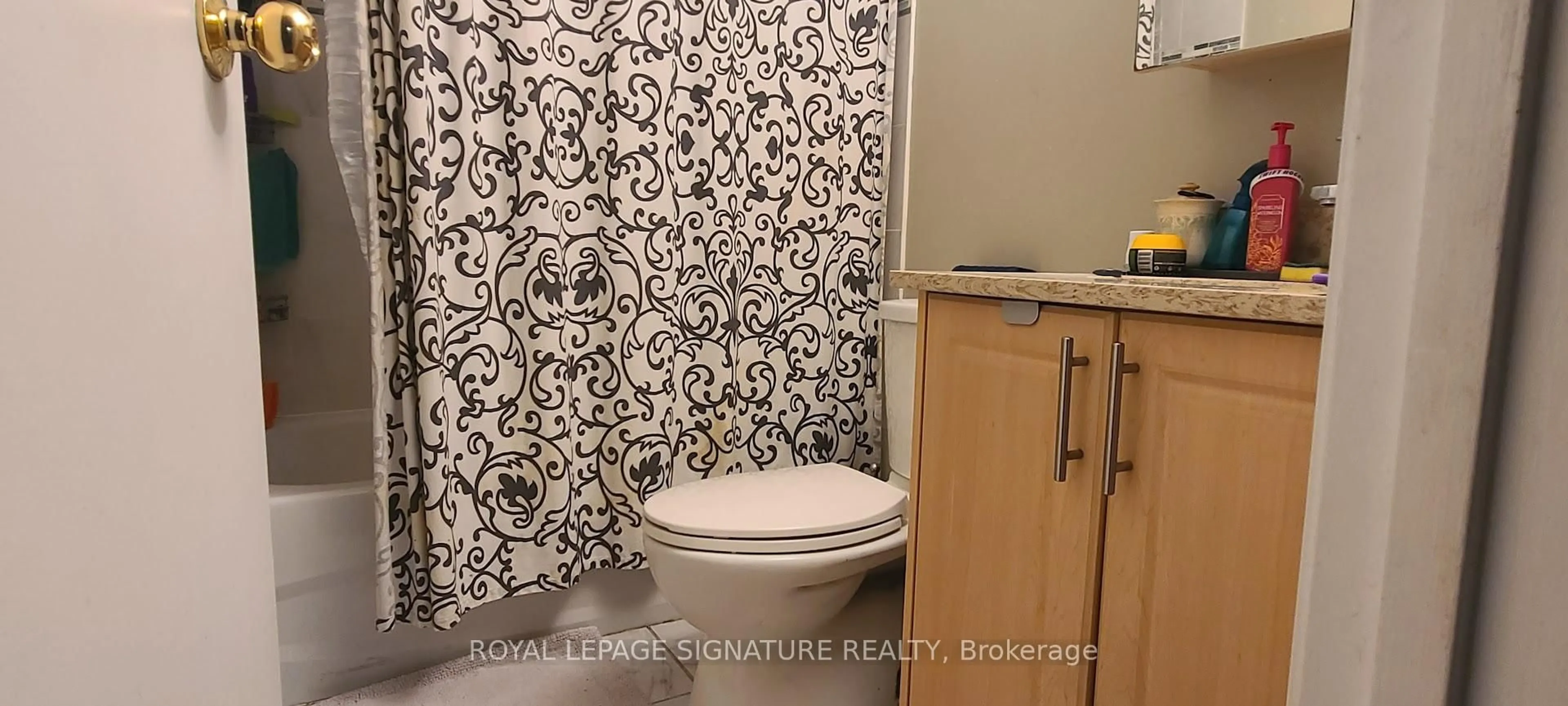 Standard bathroom, ceramic/tile floor for 44 Parker Cres, Ajax Ontario L1S 3R5