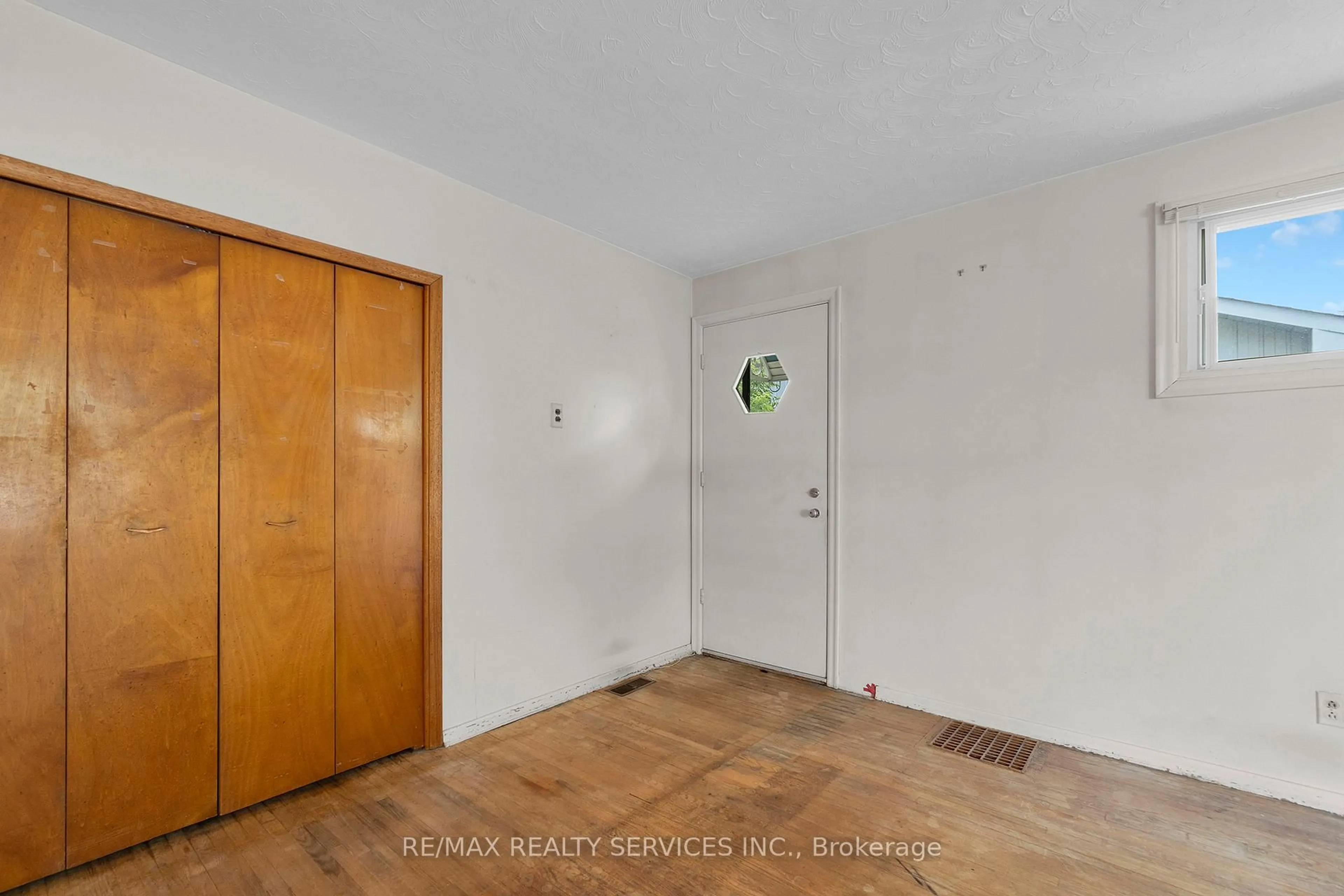 Indoor entryway for 22 Buena Vista Ave, Toronto Ontario M1S 1J2