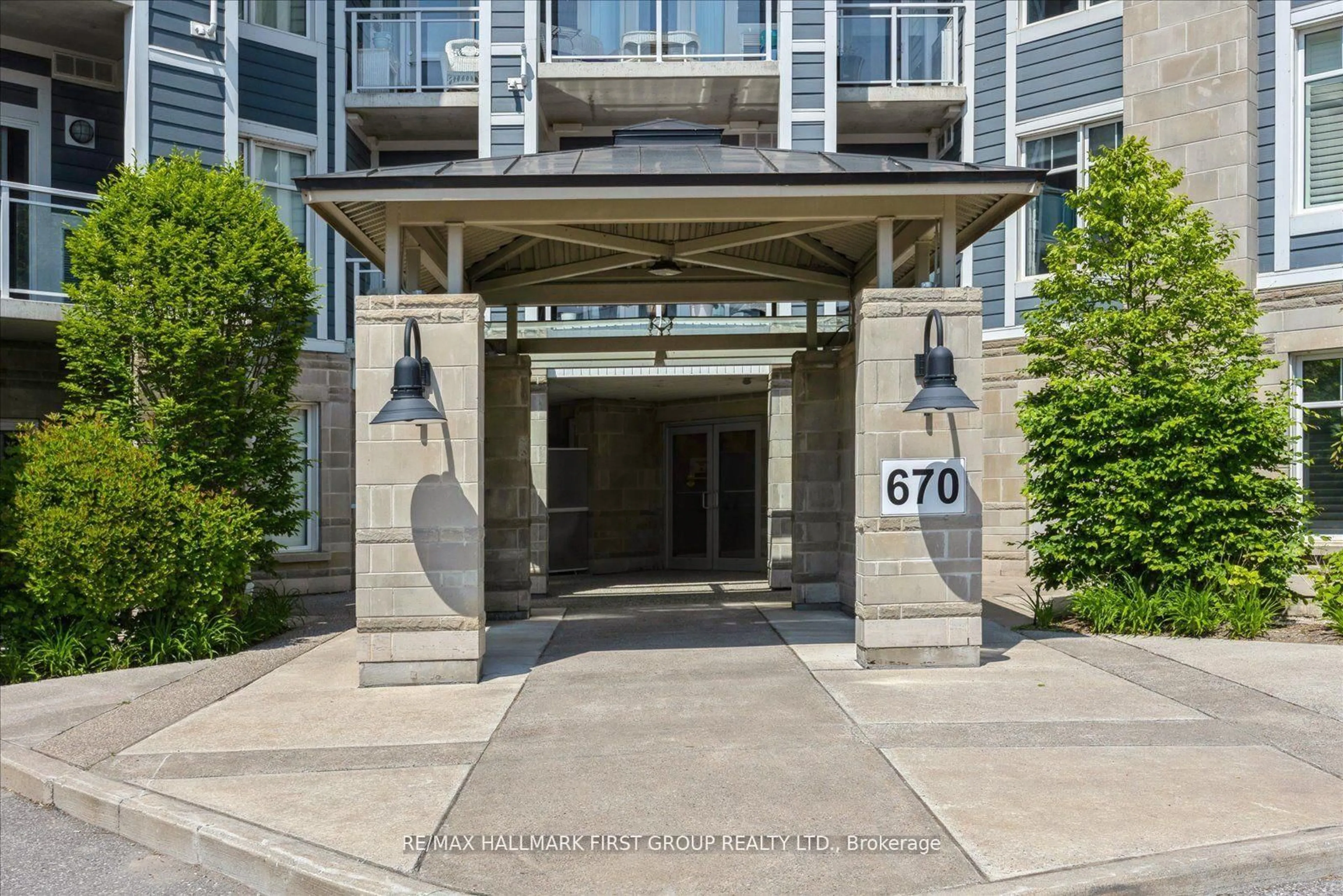Indoor foyer for 670 Gordon St #402, Whitby Ontario L1N 9X4