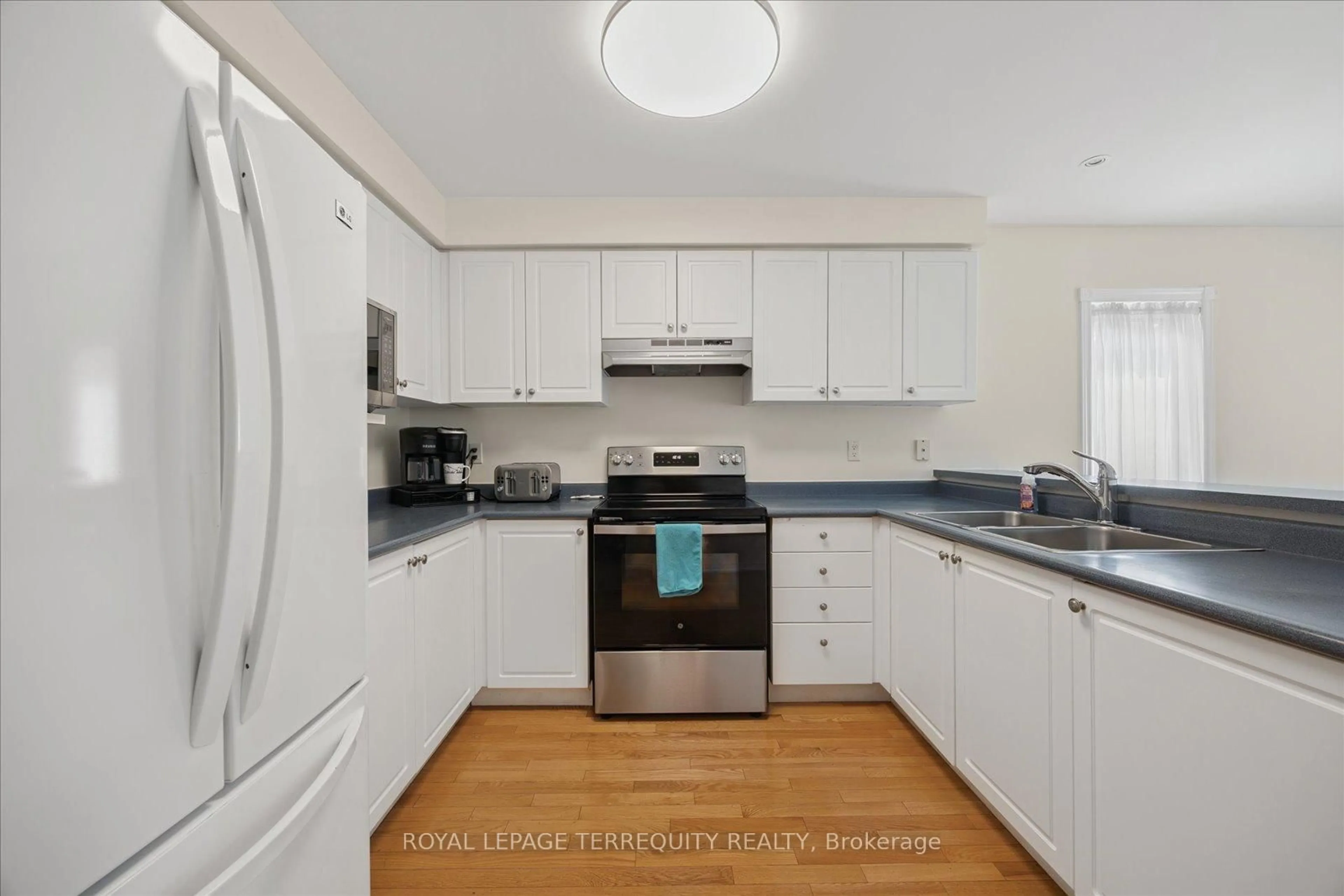 Standard kitchen, unknown for 15 Waring Ave, Whitby Ontario L1M 1G4