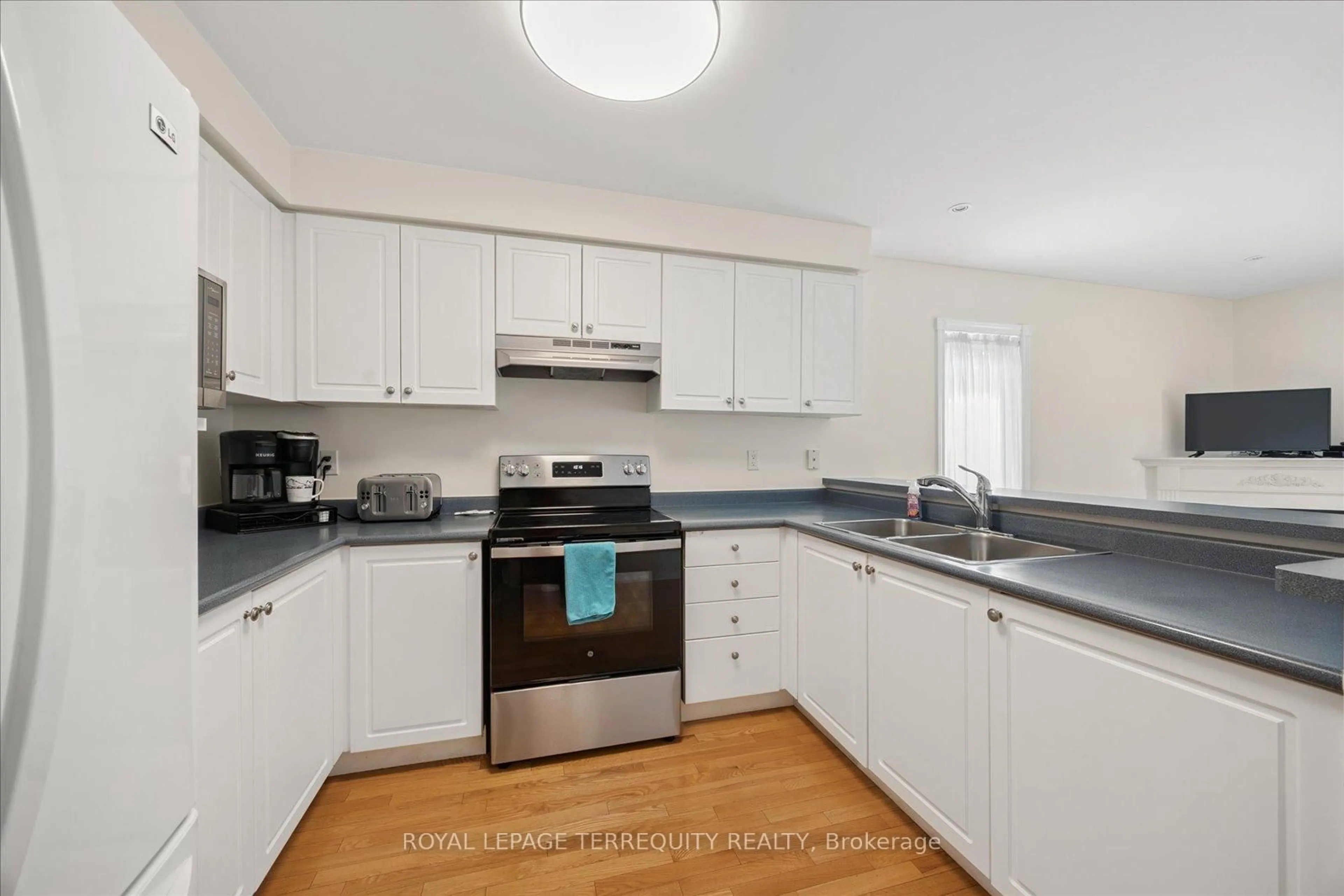 Standard kitchen, unknown for 15 Waring Ave, Whitby Ontario L1M 1G4
