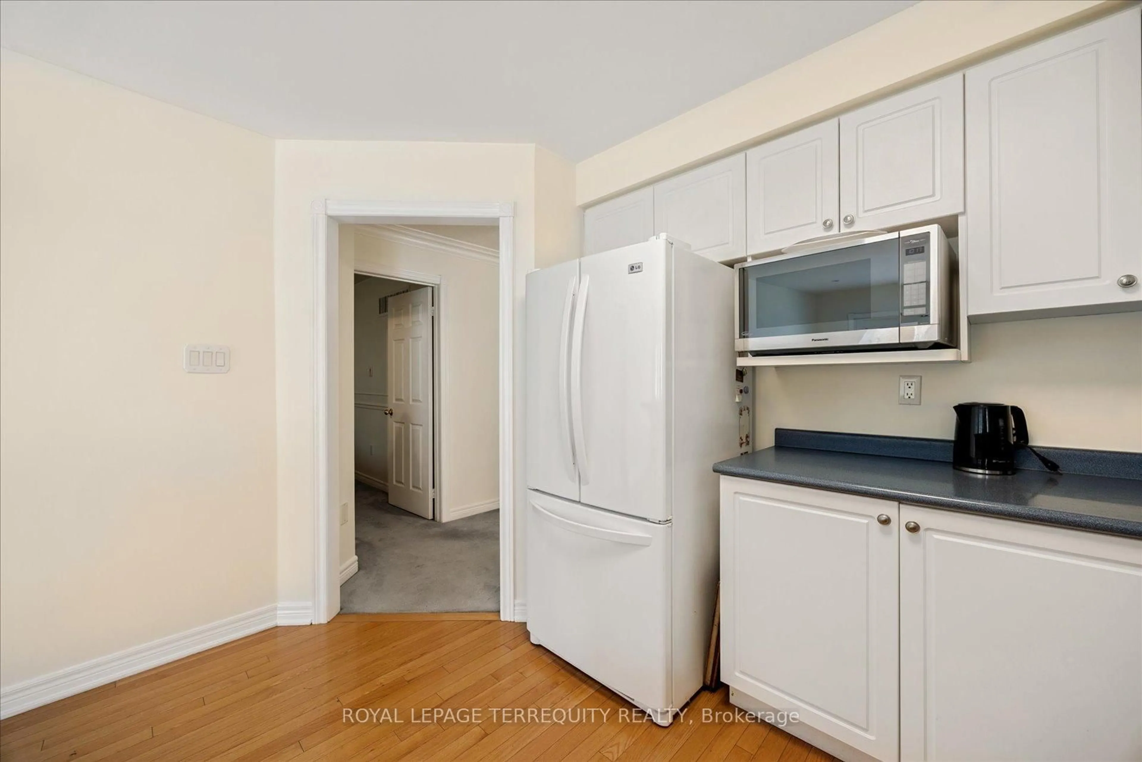 Standard kitchen, unknown for 15 Waring Ave, Whitby Ontario L1M 1G4
