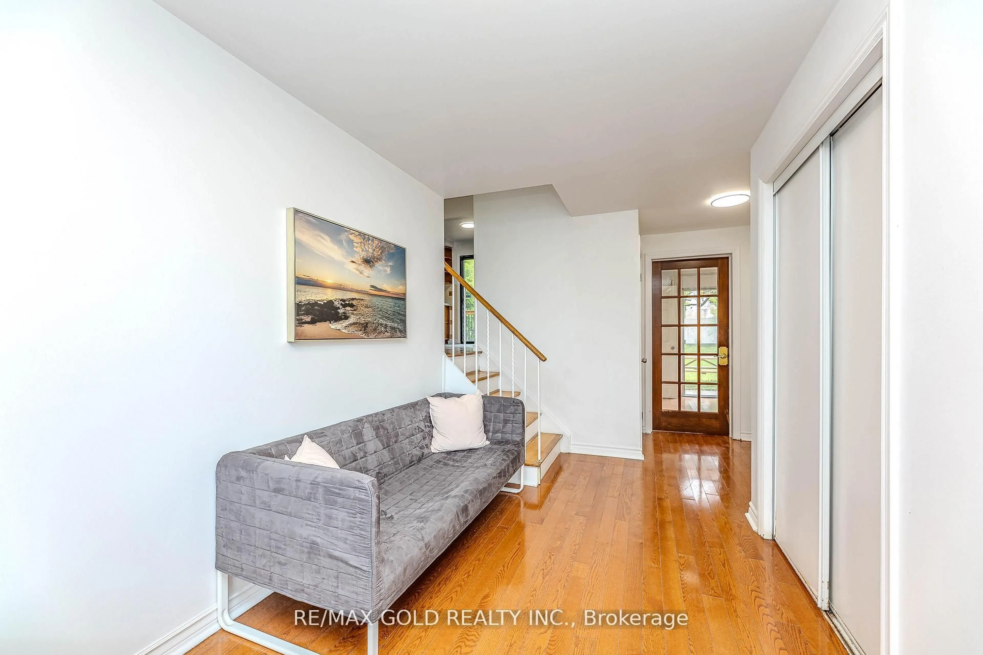 Indoor entryway for 37 Boundy Cres, Toronto Ontario M1W 2E3