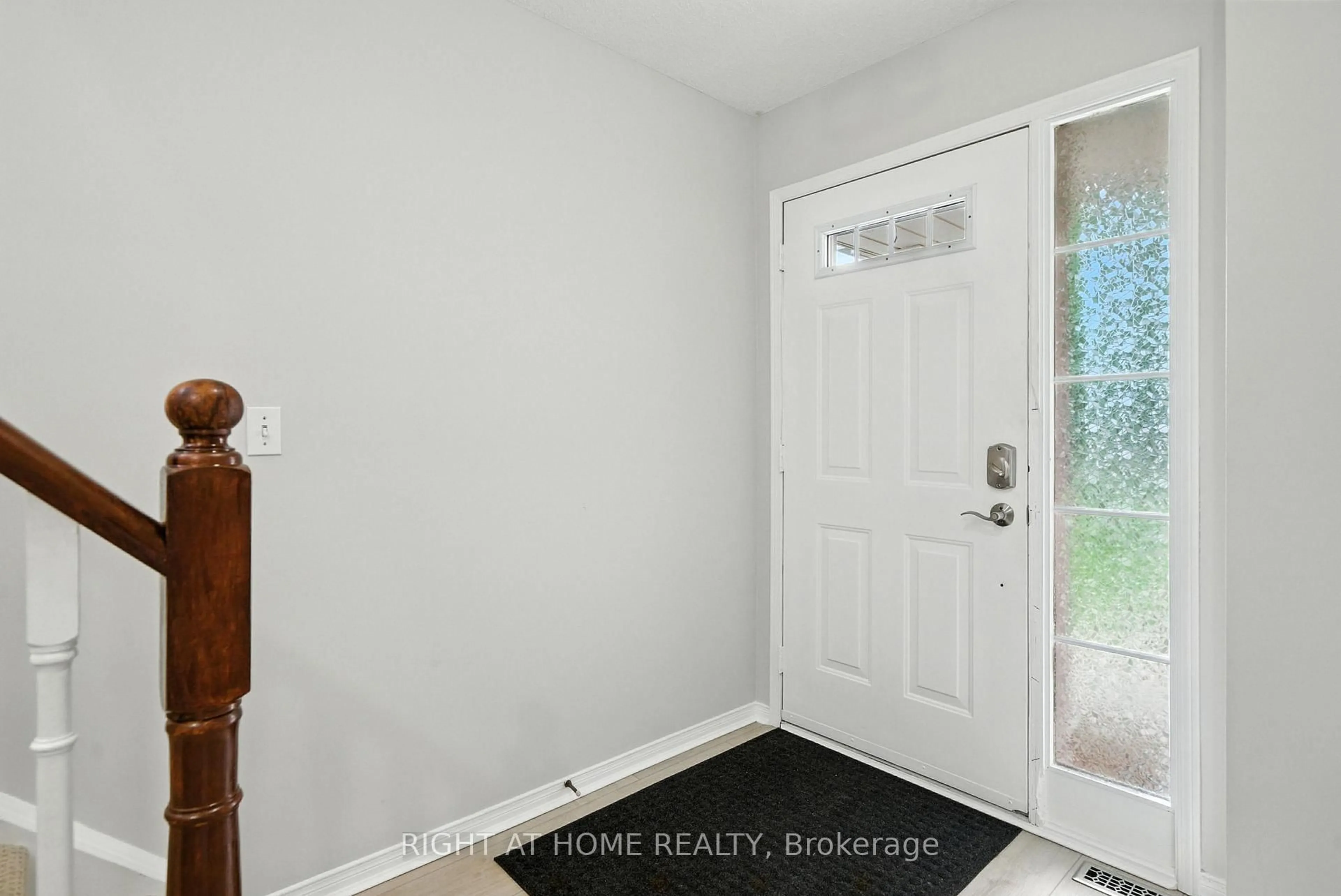 Indoor entryway for 524 Hartgrove Lane, Oshawa Ontario L1K 2N3