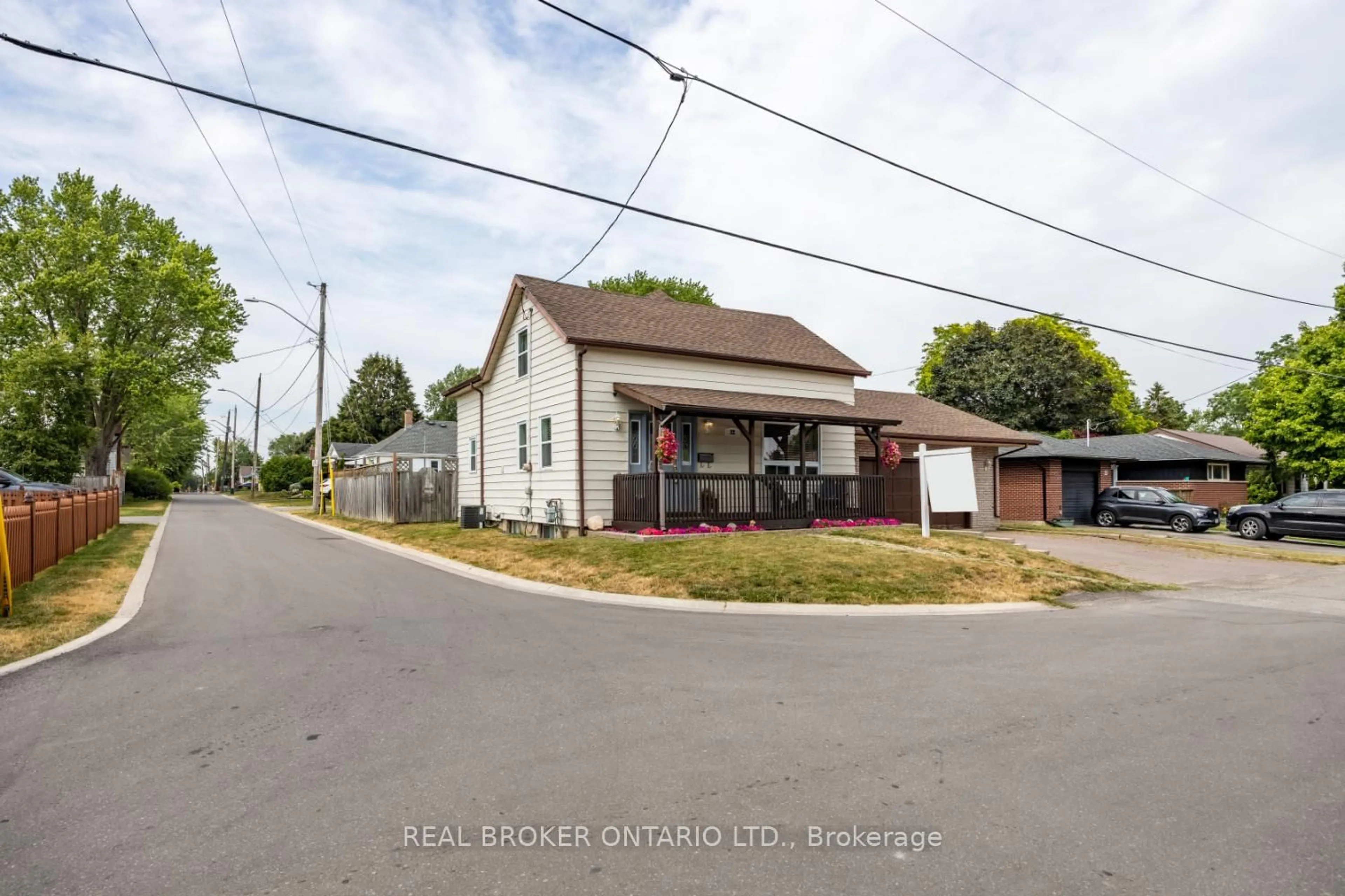 A pic from outside/outdoor area/front of a property/back of a property/a pic from drone, street for 22 Second St, Clarington Ontario L1C 2B2