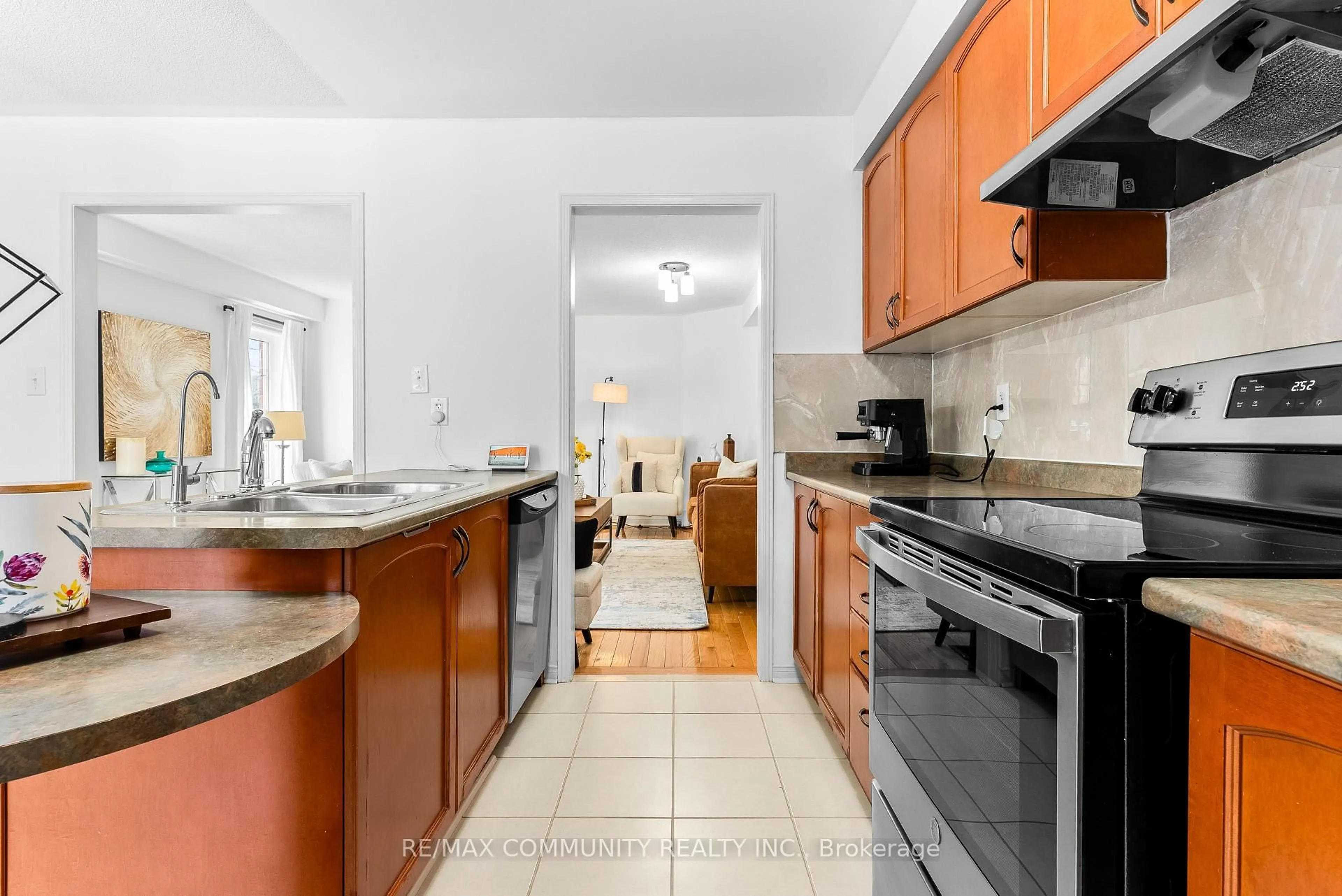 Standard kitchen, unknown for 28 Beer Cres, Ajax Ontario L1S 0A4