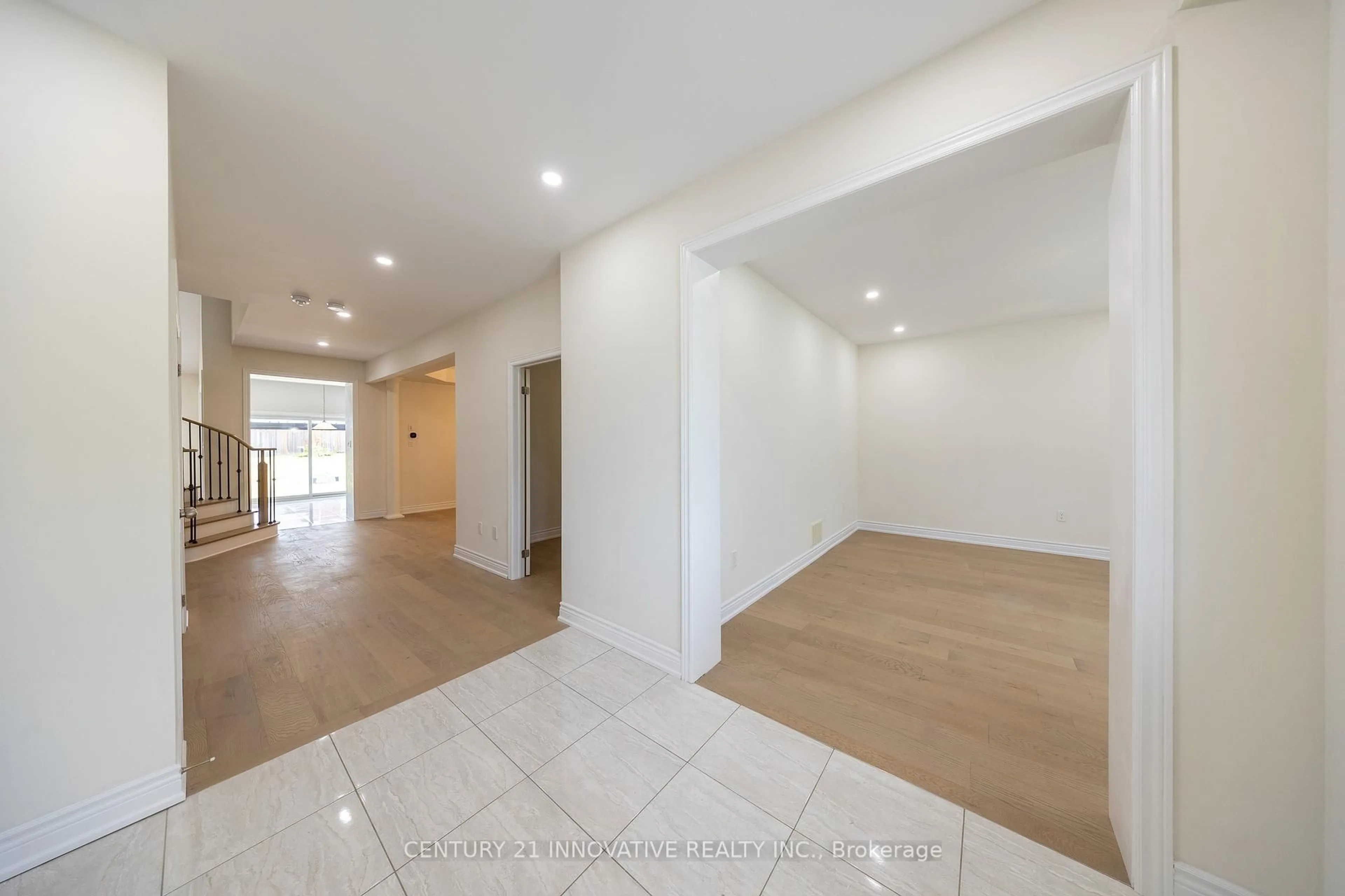 Indoor foyer for 1980 Kurelo Dr, Oshawa Ontario L1K 0W8