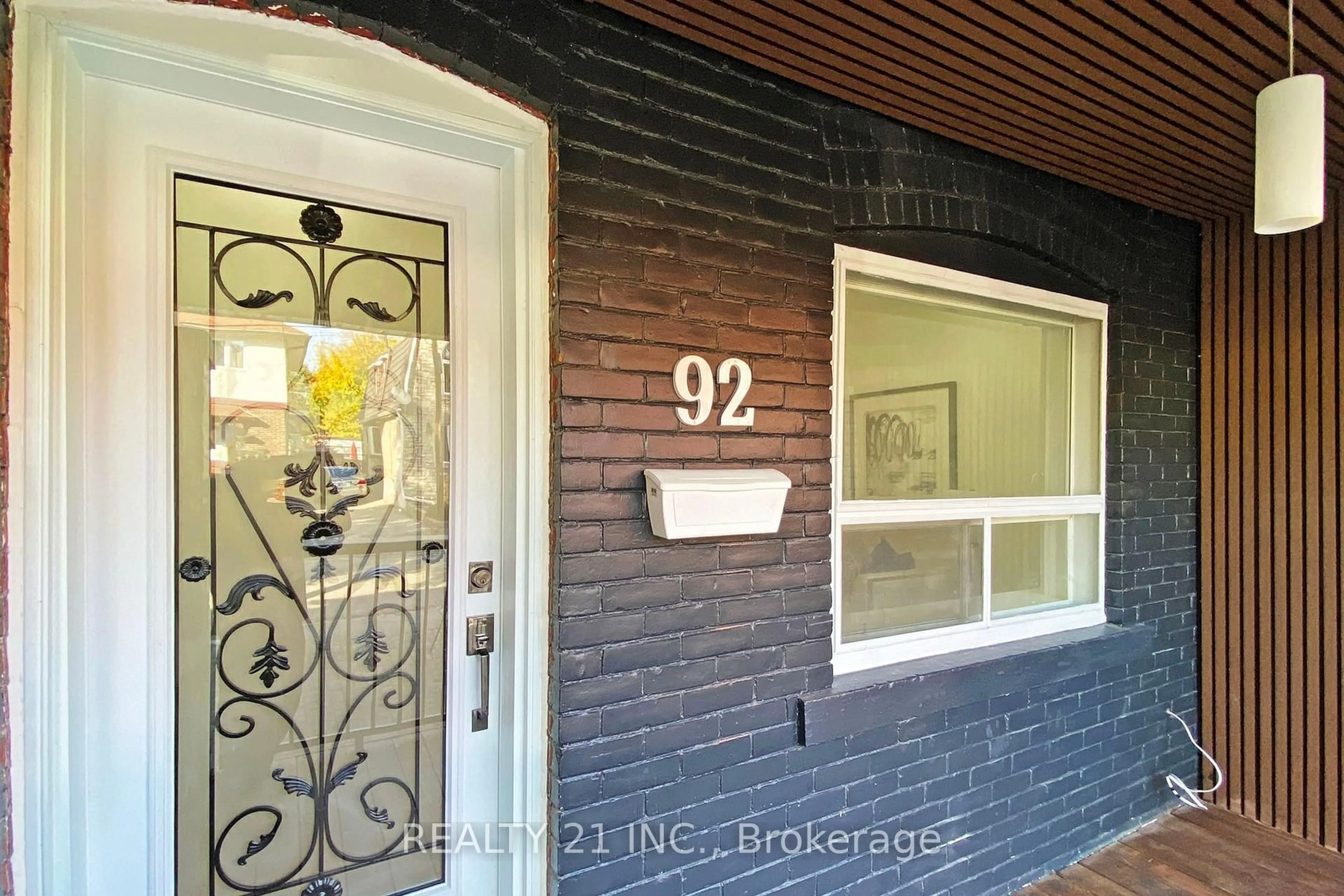 Indoor entryway for 92 King Edward Ave Ave, Toronto Ontario M4C 5J6