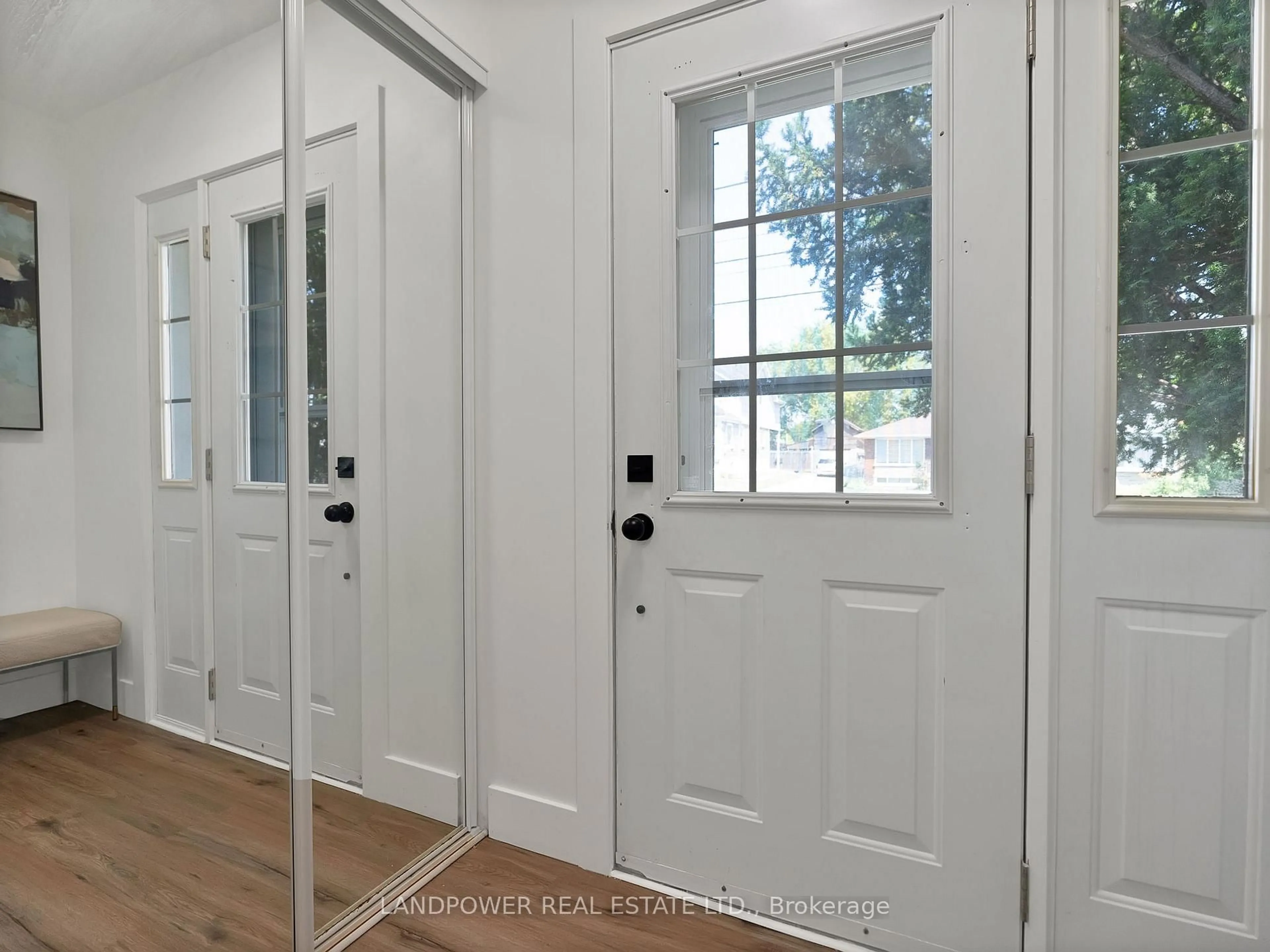 Indoor entryway for 596 Pharmacy Ave, Toronto Ontario M1L 3G9