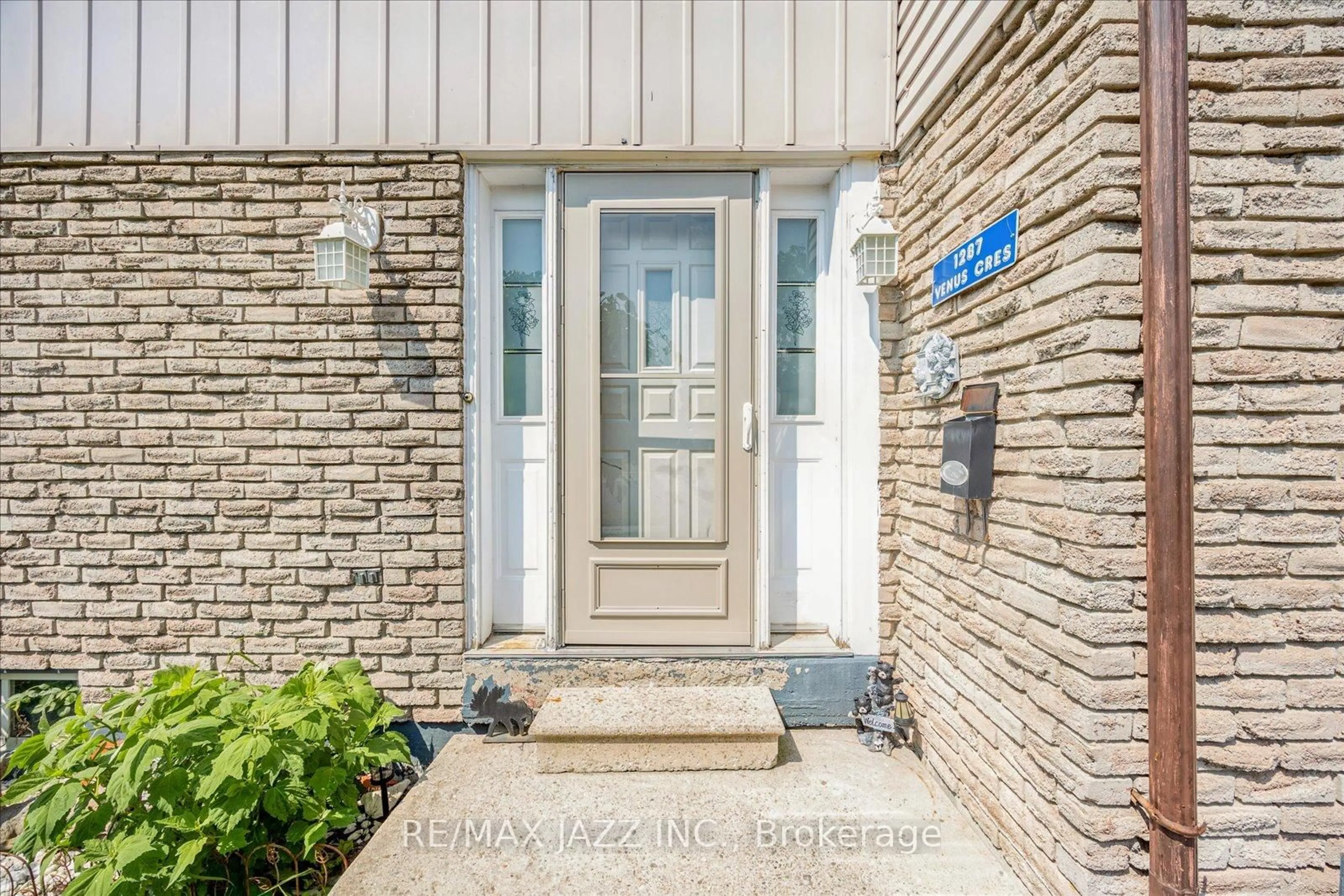 Indoor entryway for 1287 Venus Cres, Oshawa Ontario L1J 6E3