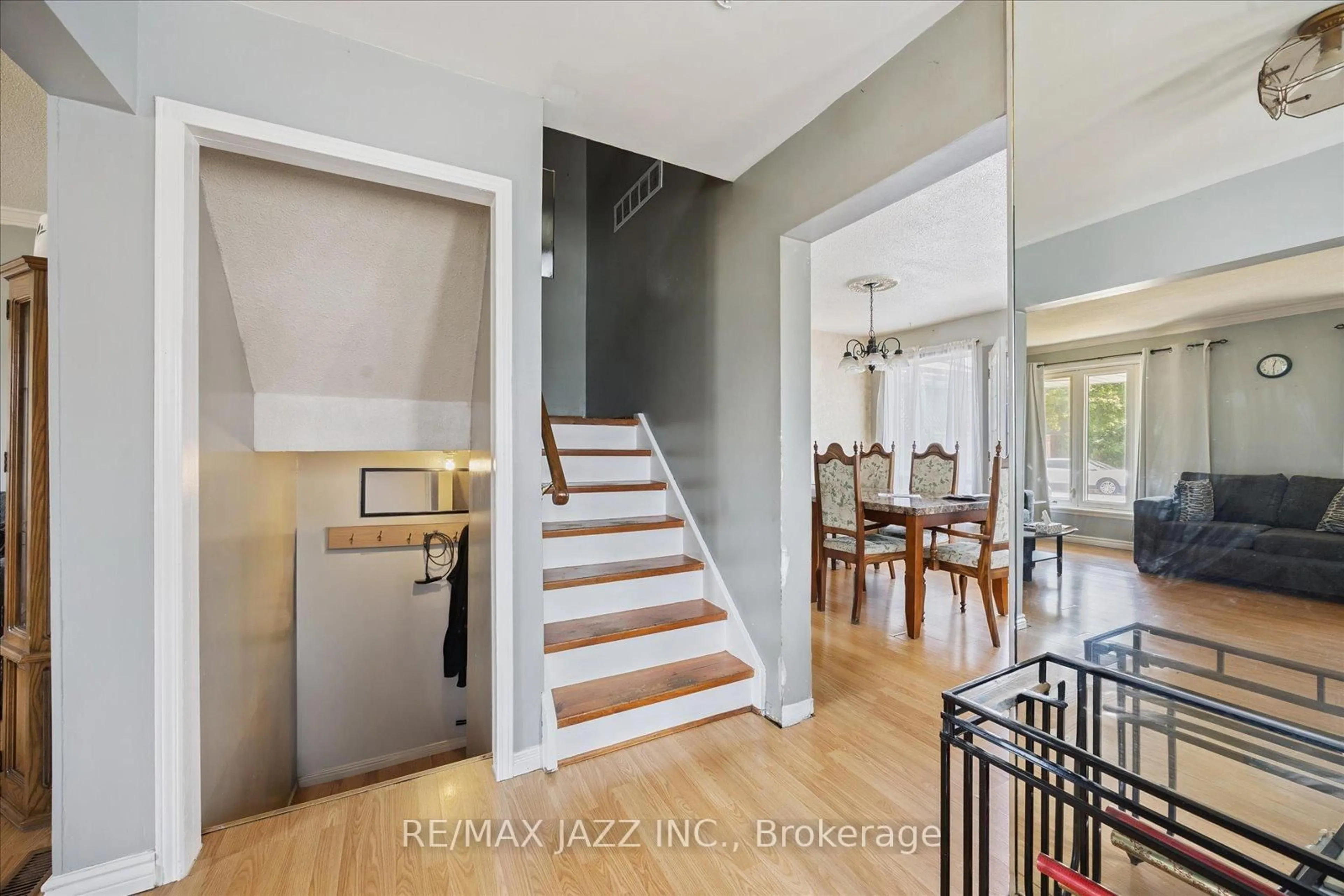 Indoor entryway for 1287 Venus Cres, Oshawa Ontario L1J 6E3