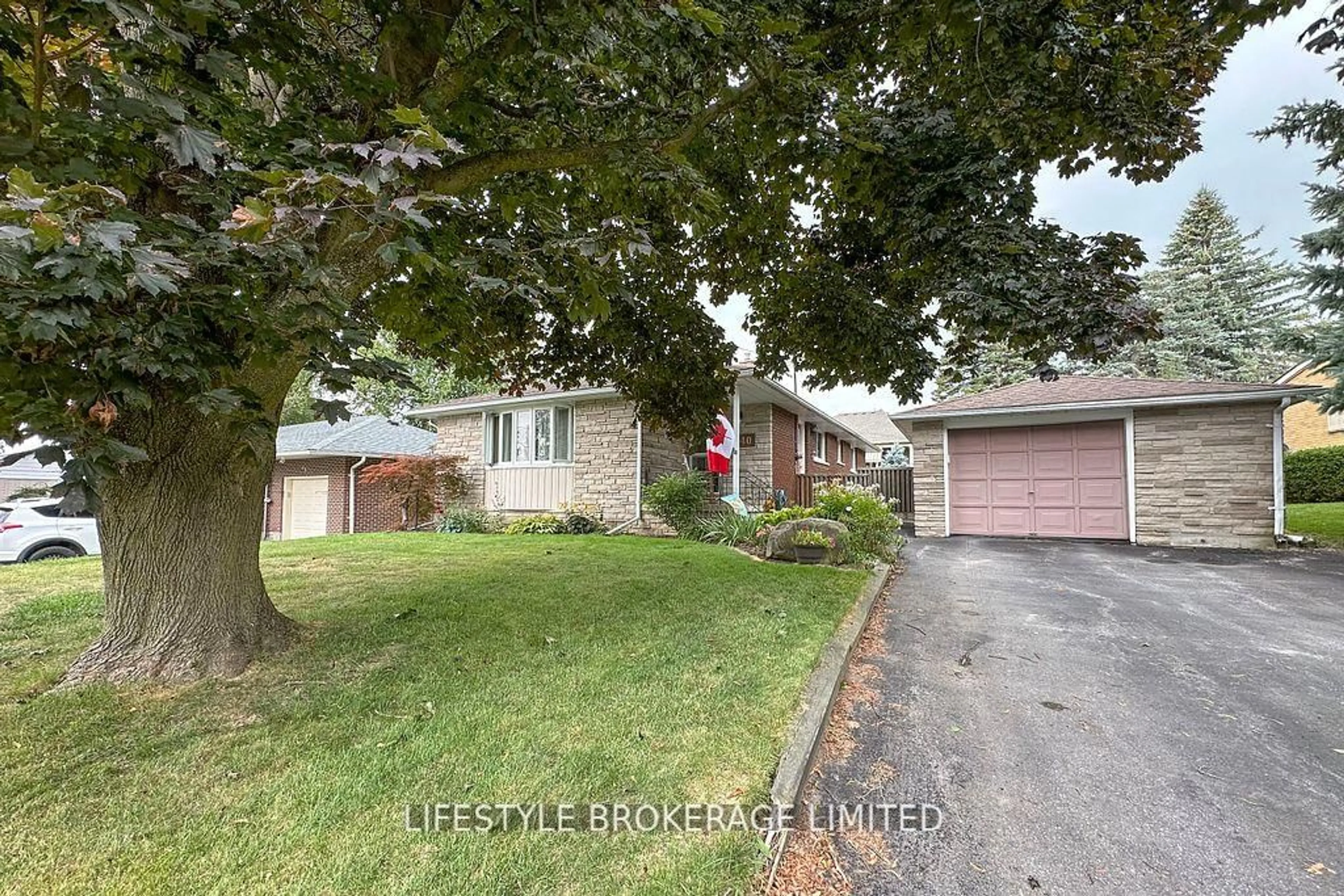 A pic from outside/outdoor area/front of a property/back of a property/a pic from drone, street for 40 Ash St, Scugog Ontario L9L 1E2