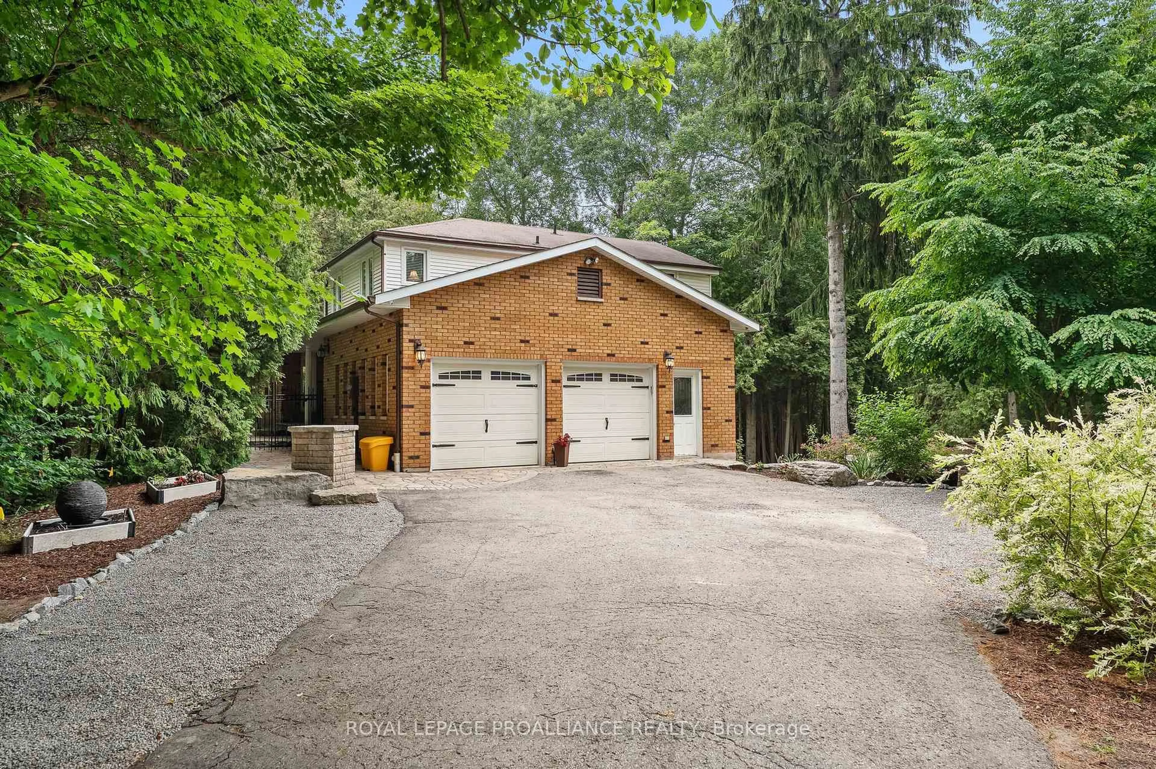 Indoor garage for 11 Pamela Crt, Clarington Ontario L1C 4N6