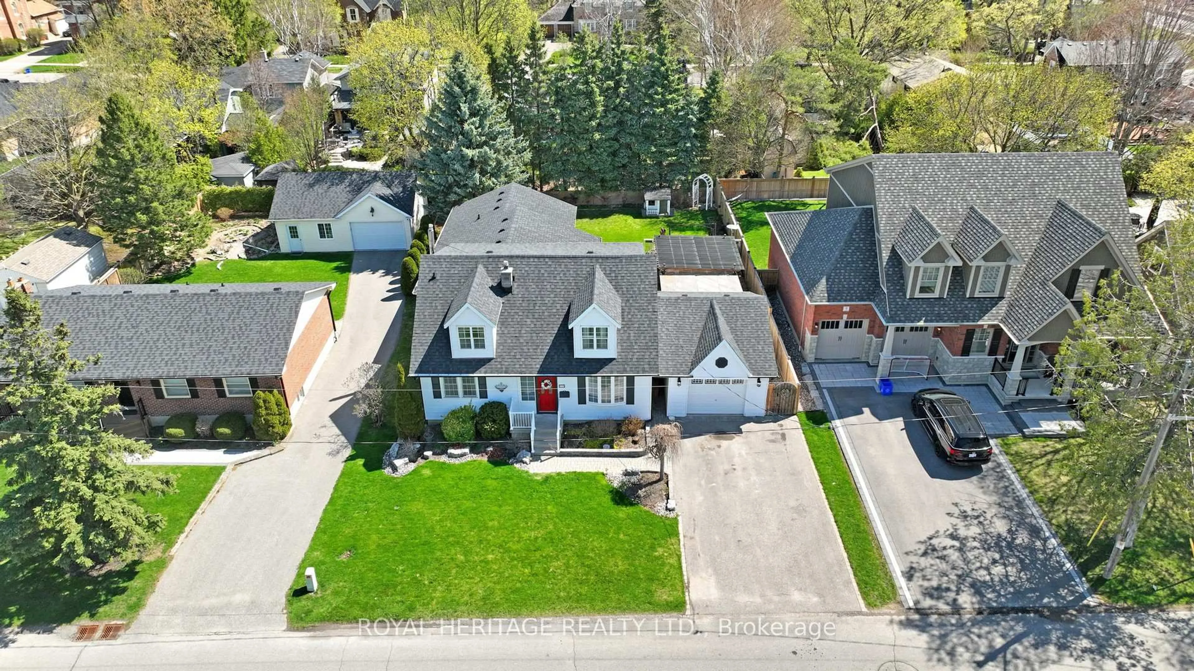 A pic from outside/outdoor area/front of a property/back of a property/a pic from drone, street for 11 Durham St, Whitby Ontario L1M 1A5