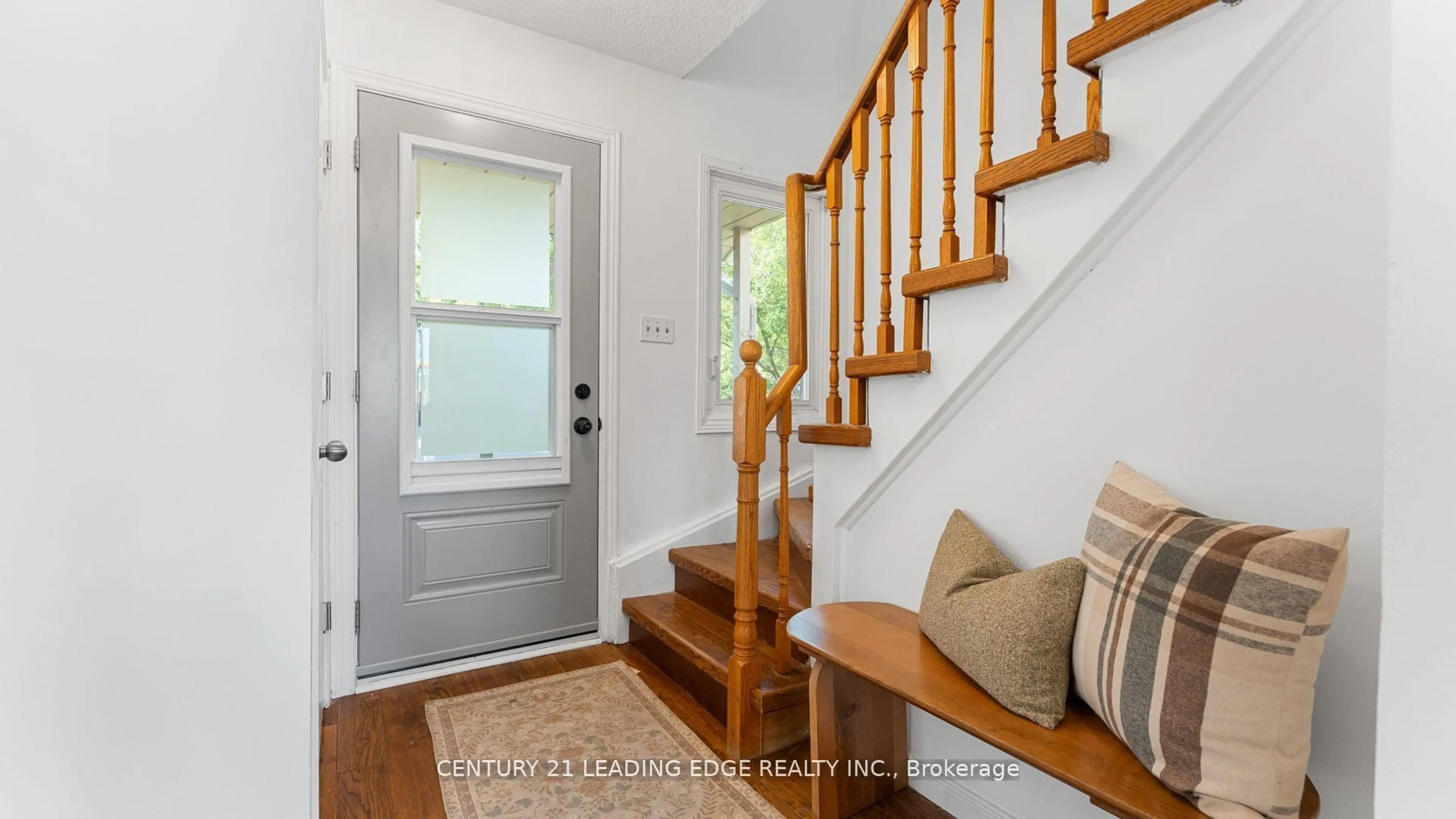 Indoor entryway for 55 Turnberry Cres, Clarington Ontario L1E 1A4