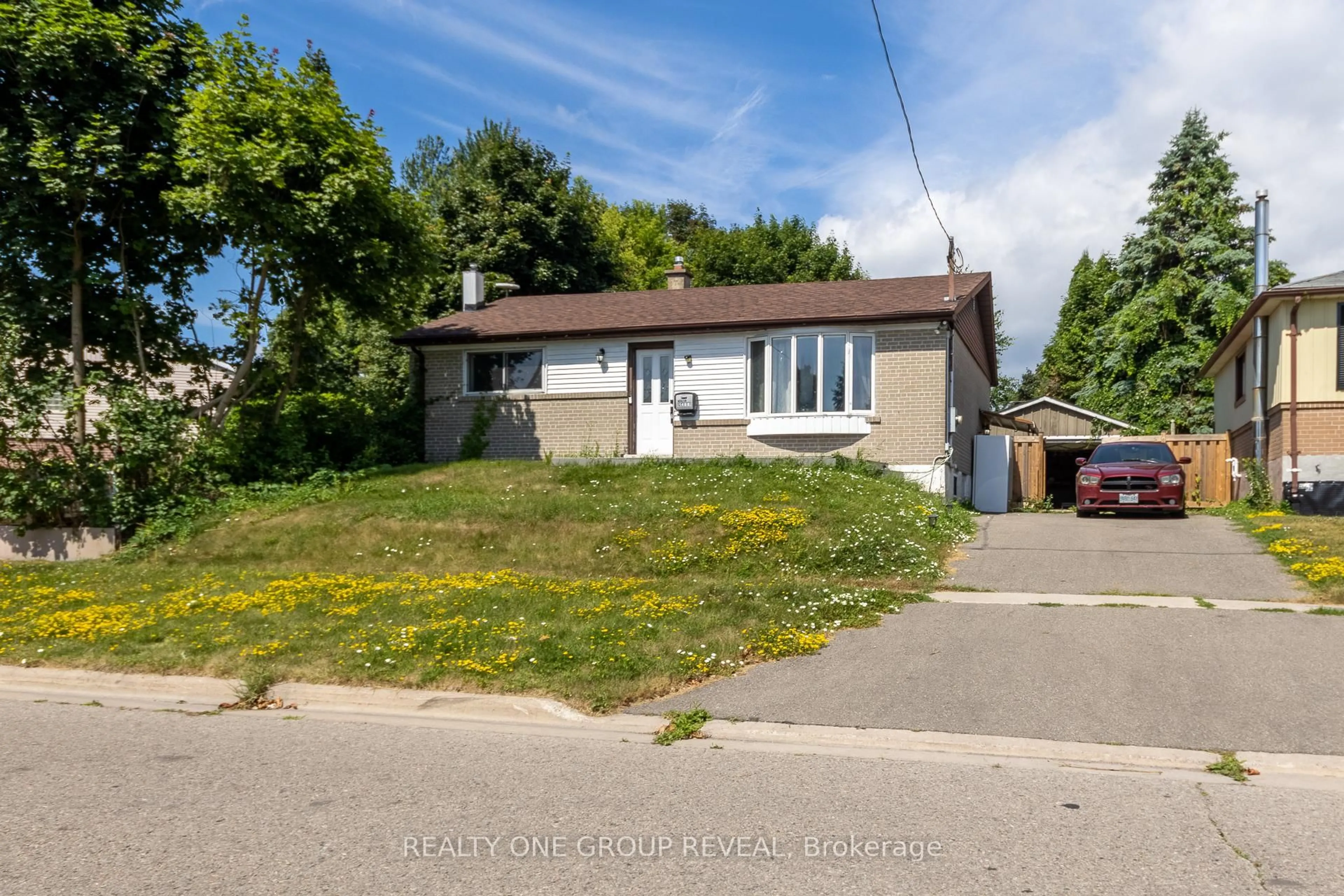 A pic from outside/outdoor area/front of a property/back of a property/a pic from drone, street for 1488 Evangeline Dr, Oshawa Ontario L1J 3S9