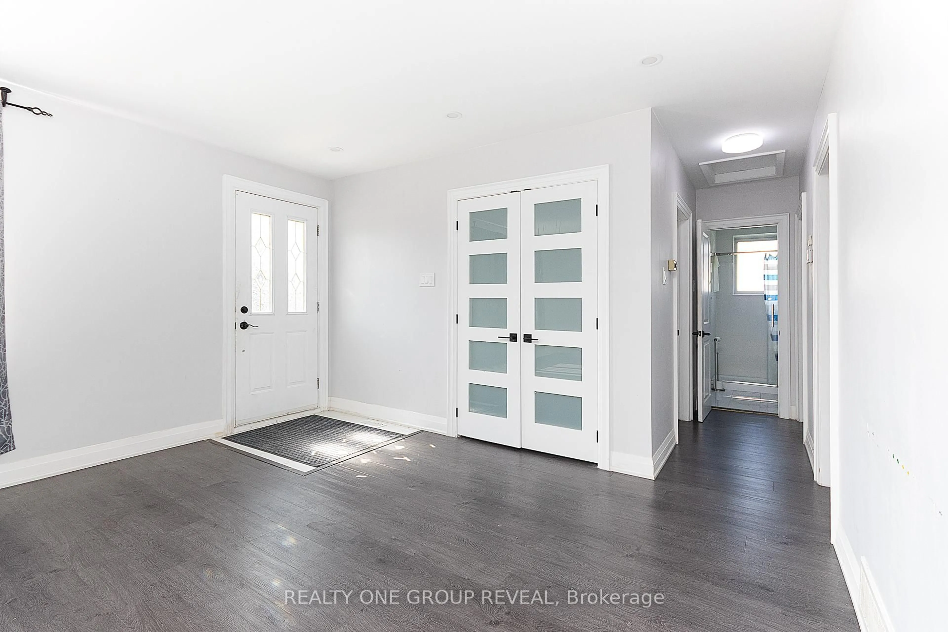Indoor entryway for 1488 Evangeline Dr, Oshawa Ontario L1J 3S9