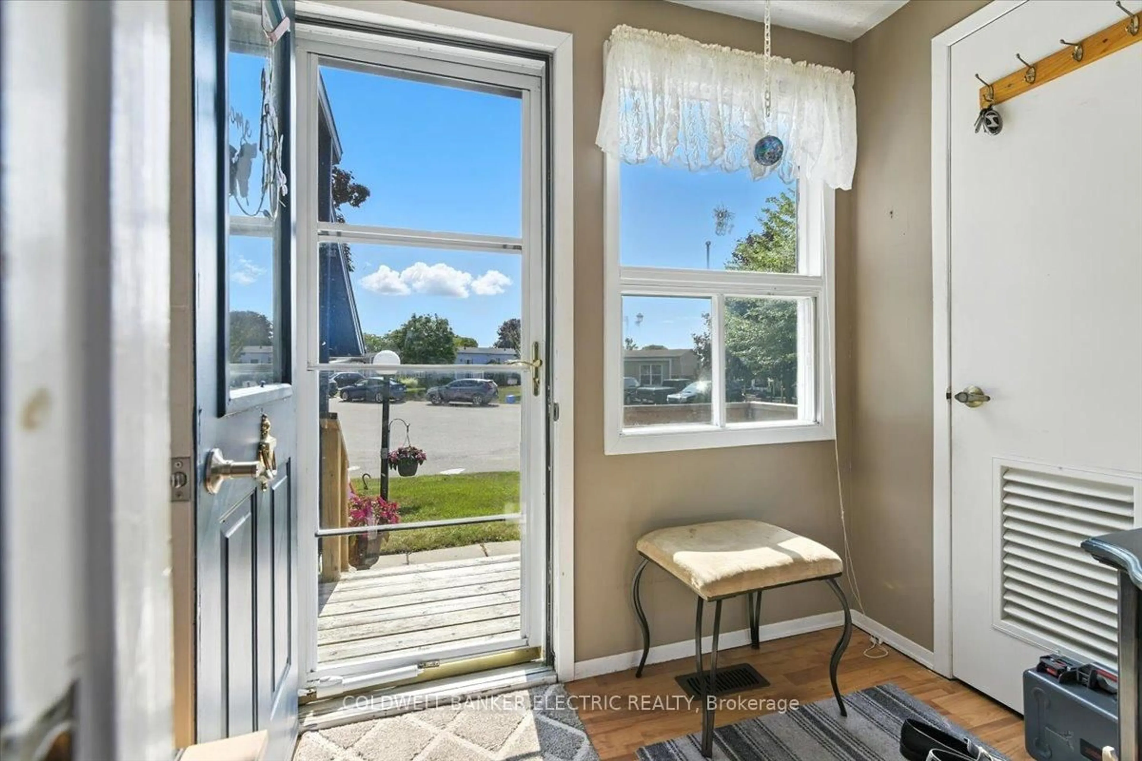 Indoor entryway for 18 Loyalist Crt, Clarington Ontario L1B 1A8