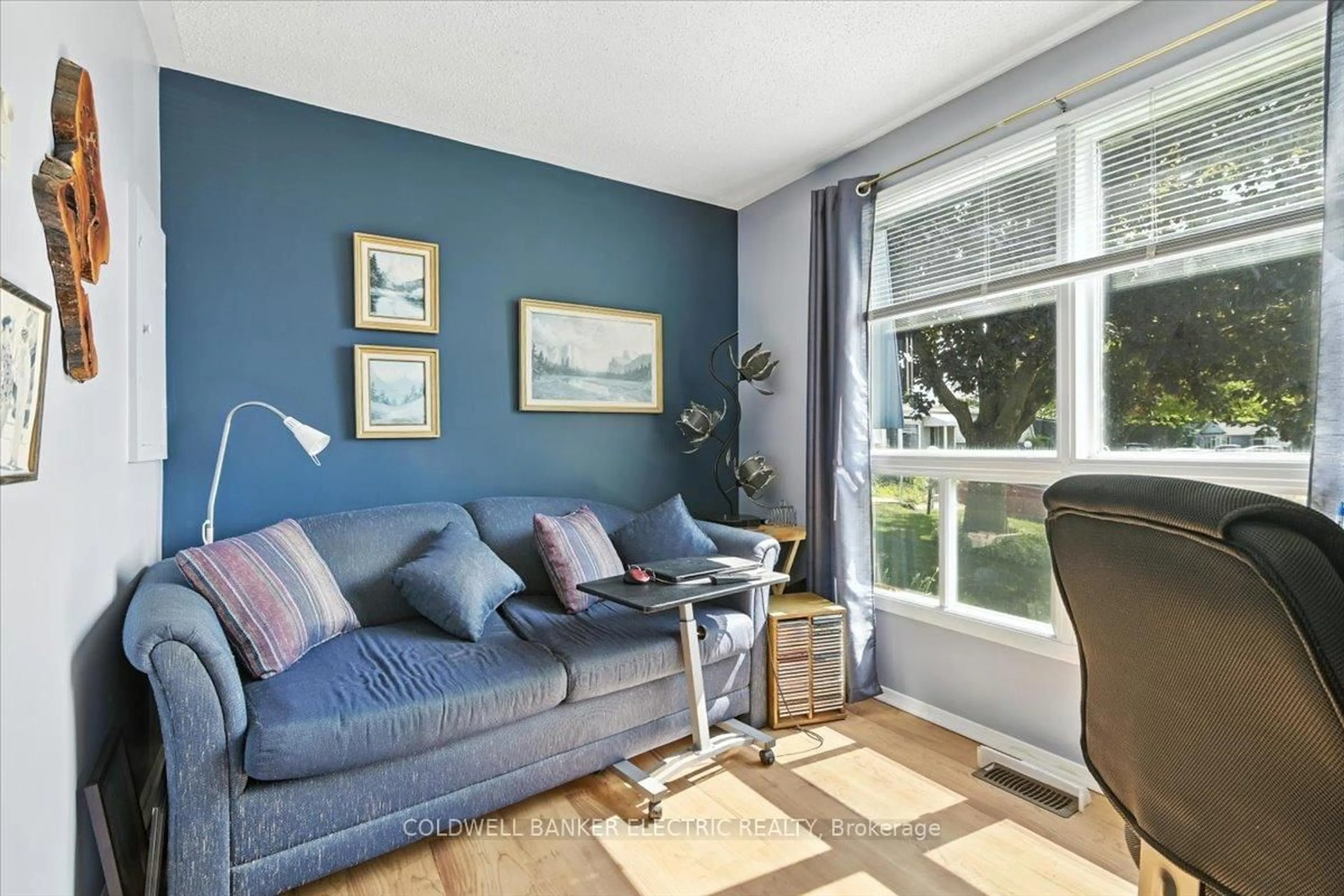 Living room with furniture, unknown for 18 Loyalist Crt, Clarington Ontario L1B 1A8