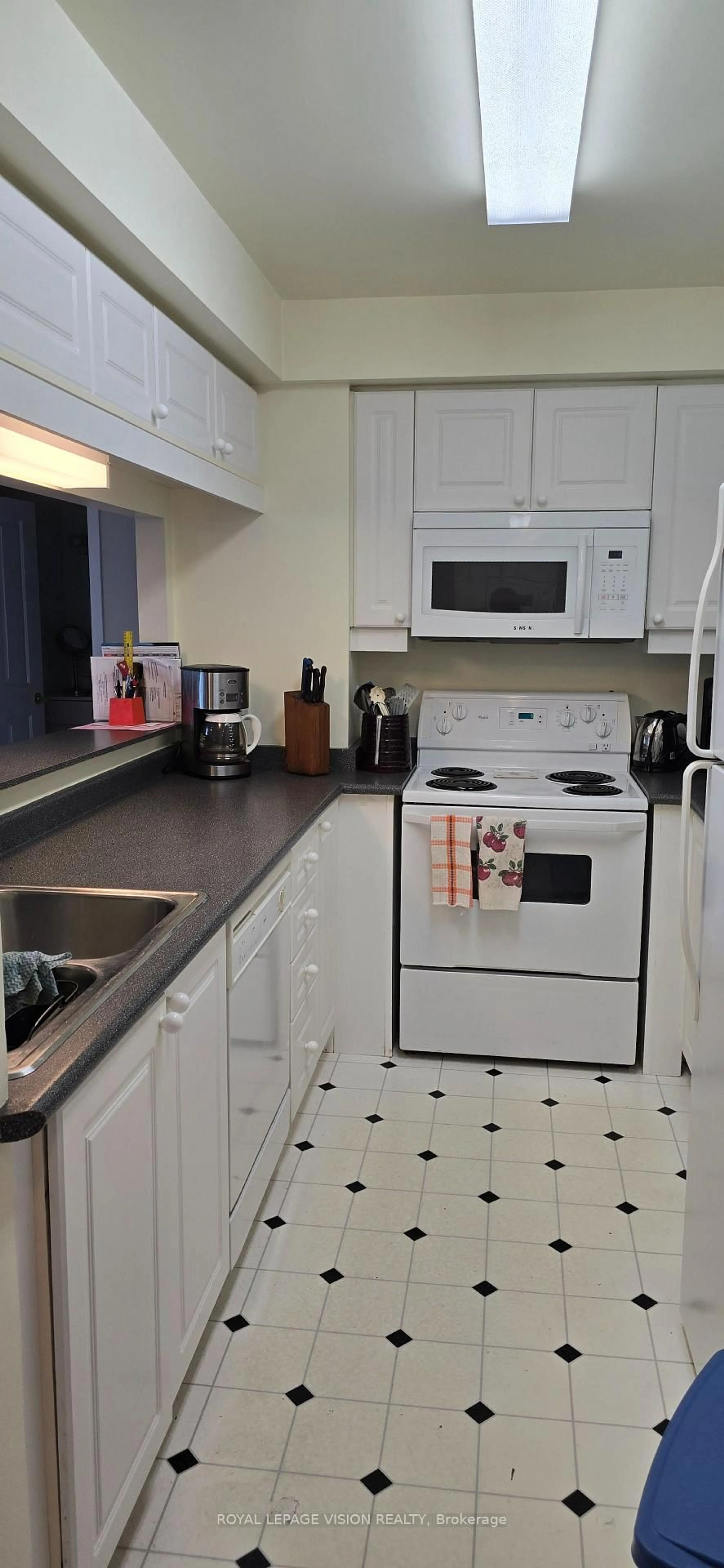 Standard kitchen, ceramic/tile floor for 452 Scarborough Golf Club Rd #504, Toronto Ontario M1G 1H1