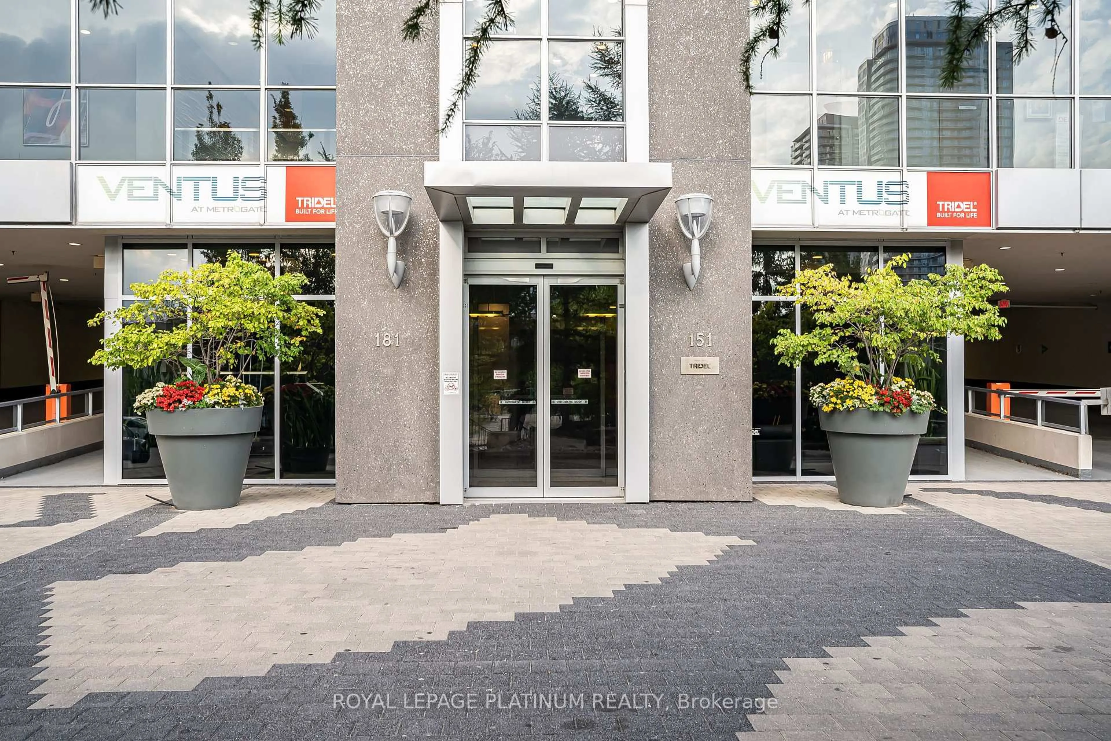 Patio, street for 181 Village Green Sq #1818, Toronto Ontario M1S 0L3