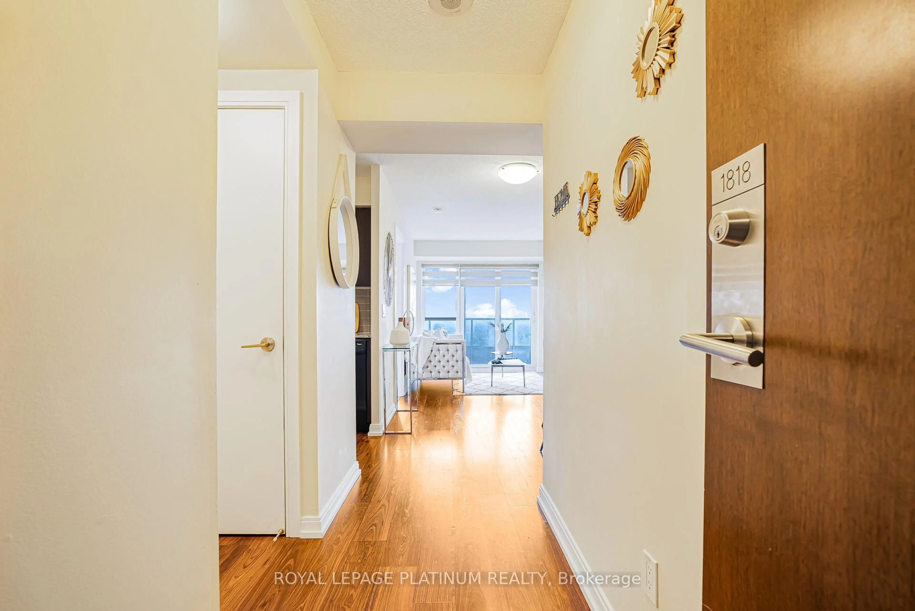 Indoor entryway for 181 Village Green Sq #1818, Toronto Ontario M1S 0L3