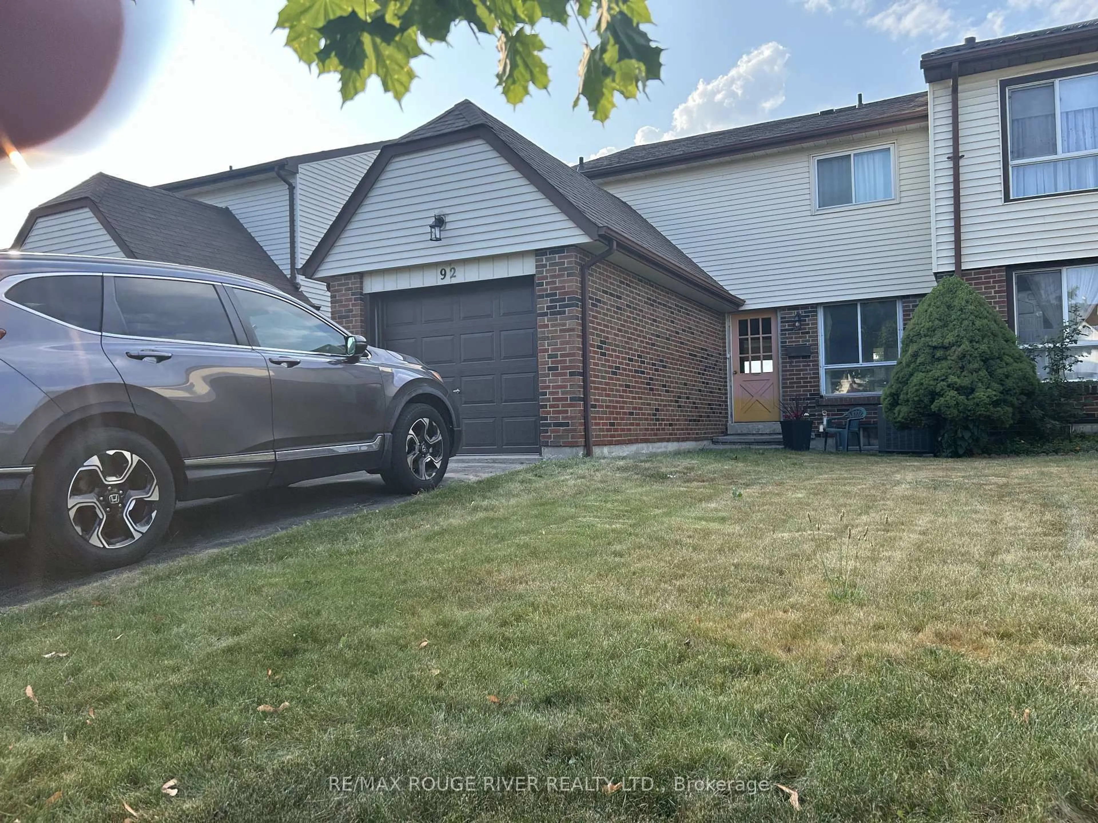 A pic from outside/outdoor area/front of a property/back of a property/a pic from drone, street for 92 Purvis Cres, Toronto Ontario M1B 1H9