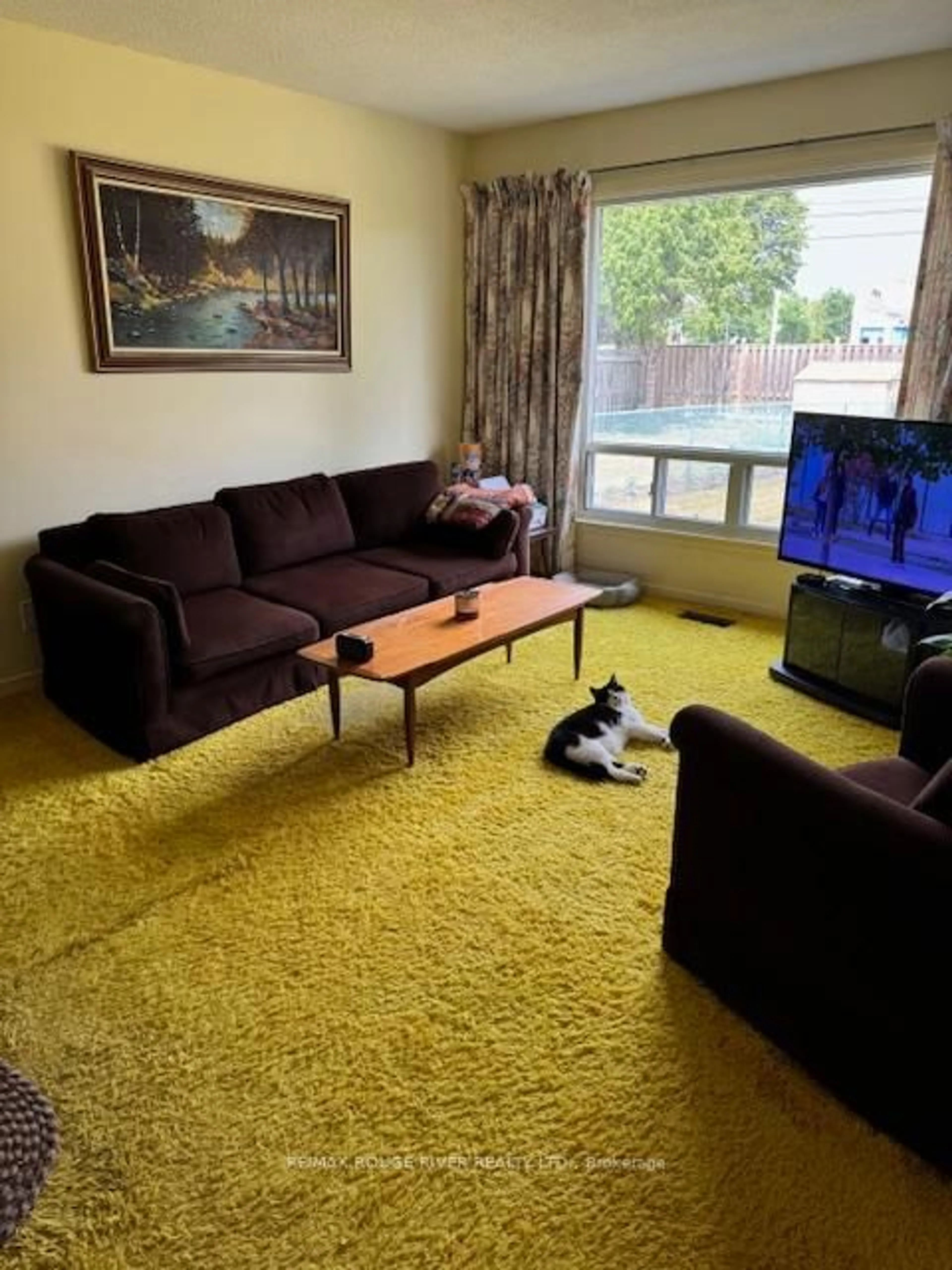 Living room with furniture, carpet floor for 92 Purvis Cres, Toronto Ontario M1B 1H9