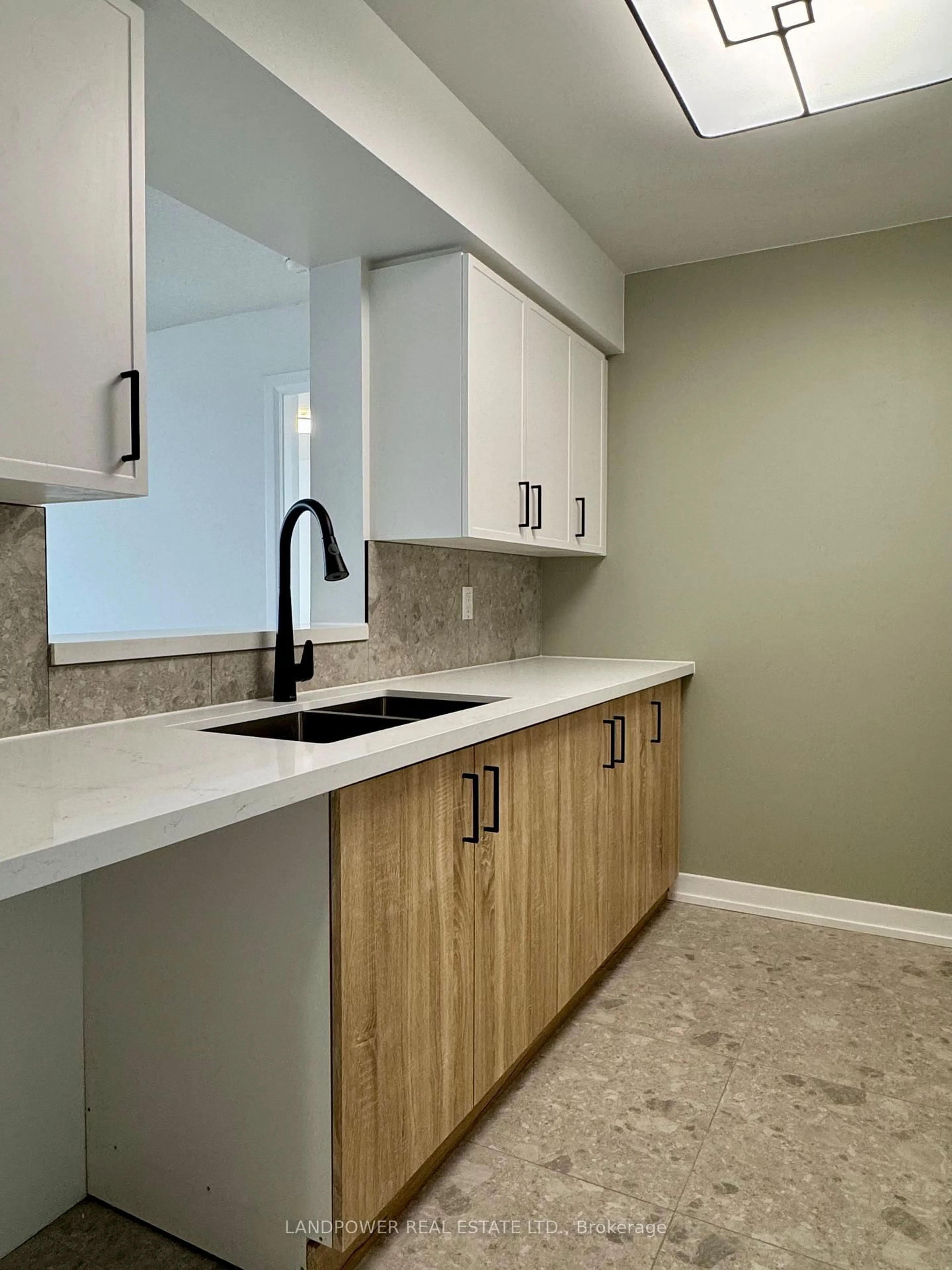 Standard kitchen, ceramic/tile floor for 3088 Kennedy Rd #709, Toronto Ontario M1V 5M4