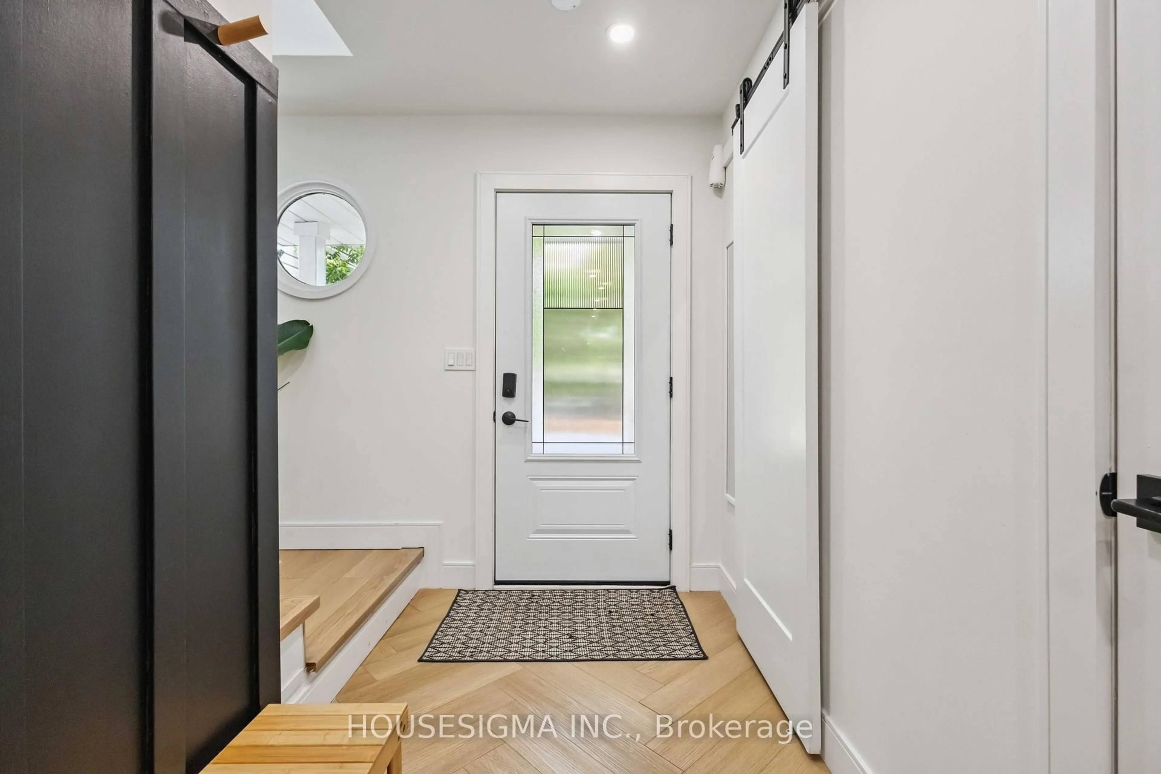 Indoor entryway for 1430 Palmetto Dr, Oshawa Ontario L1K 1N2