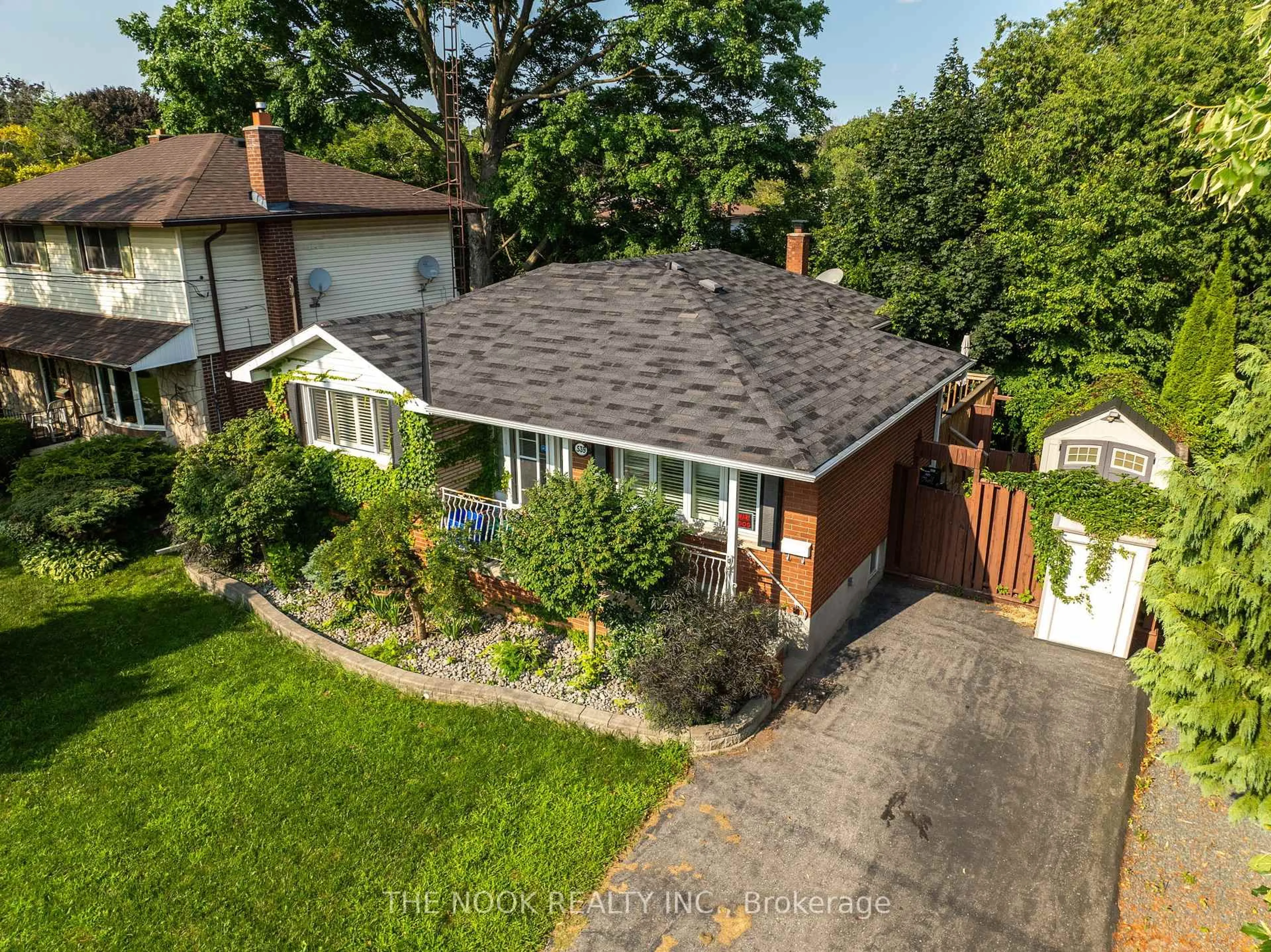 A pic from outside/outdoor area/front of a property/back of a property/a pic from drone, street for 539 Brentwood Ave, Oshawa Ontario L1G 2S9