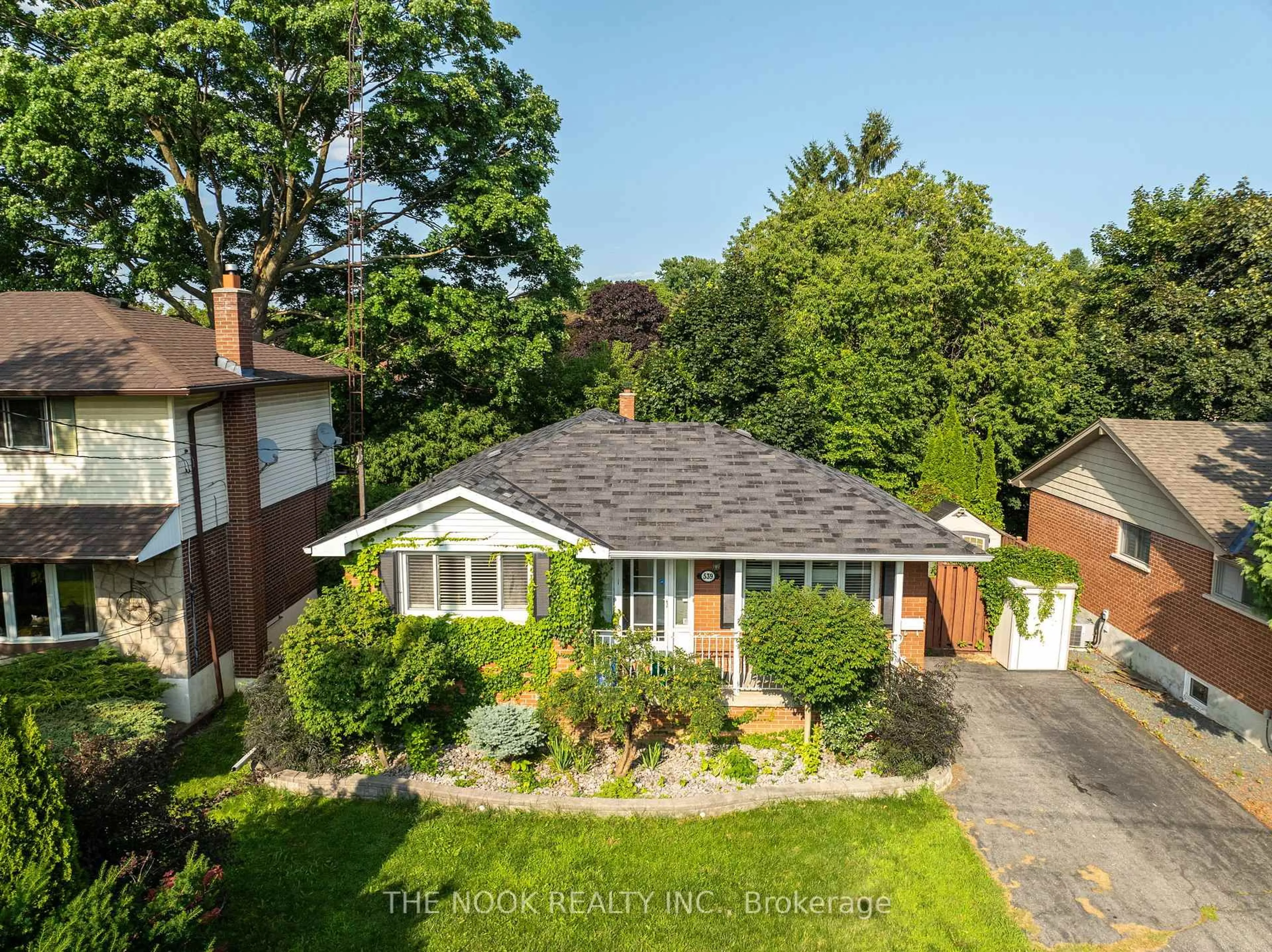 A pic from outside/outdoor area/front of a property/back of a property/a pic from drone, street for 539 Brentwood Ave, Oshawa Ontario L1G 2S9