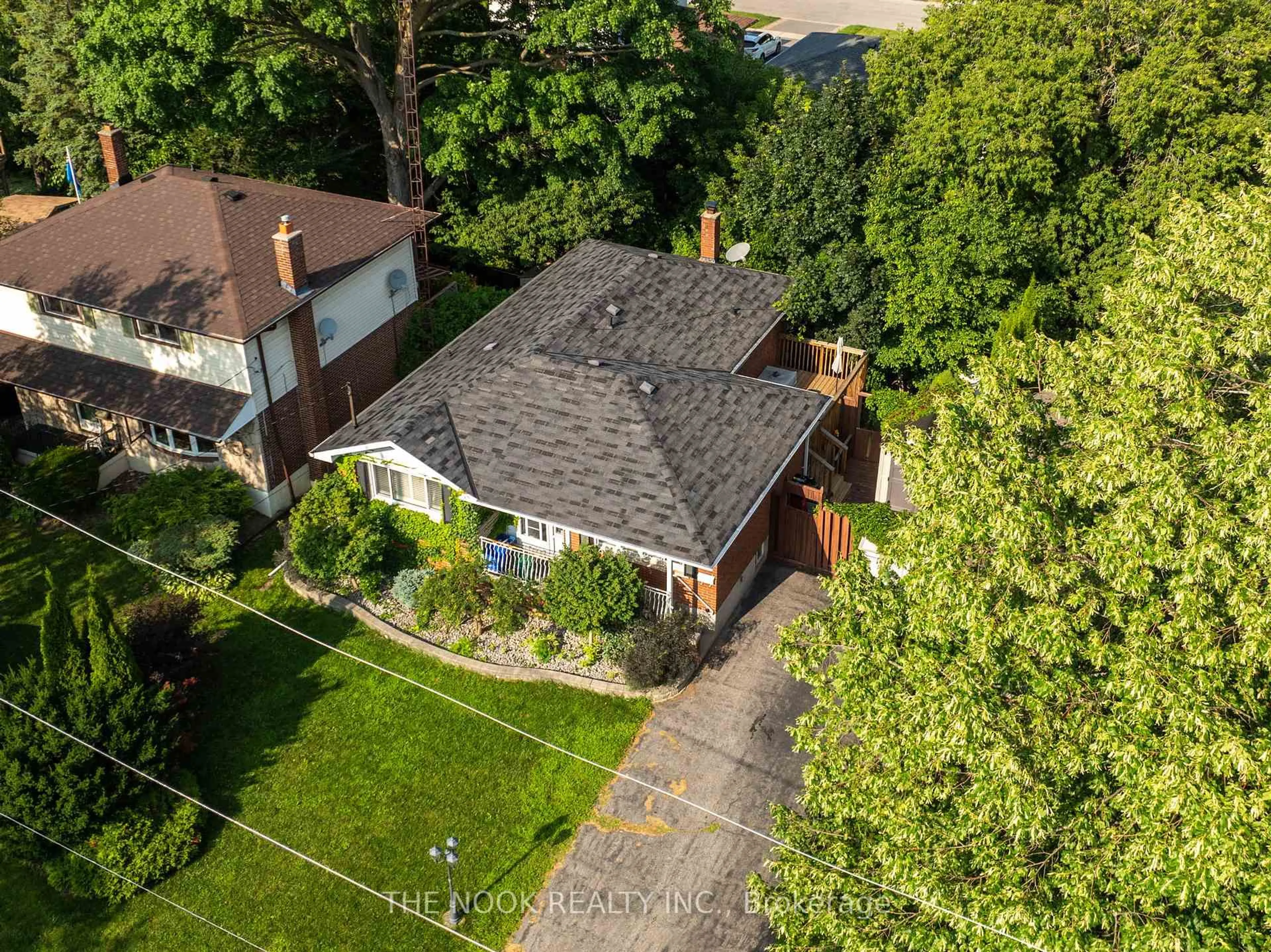 A pic from outside/outdoor area/front of a property/back of a property/a pic from drone, street for 539 Brentwood Ave, Oshawa Ontario L1G 2S9