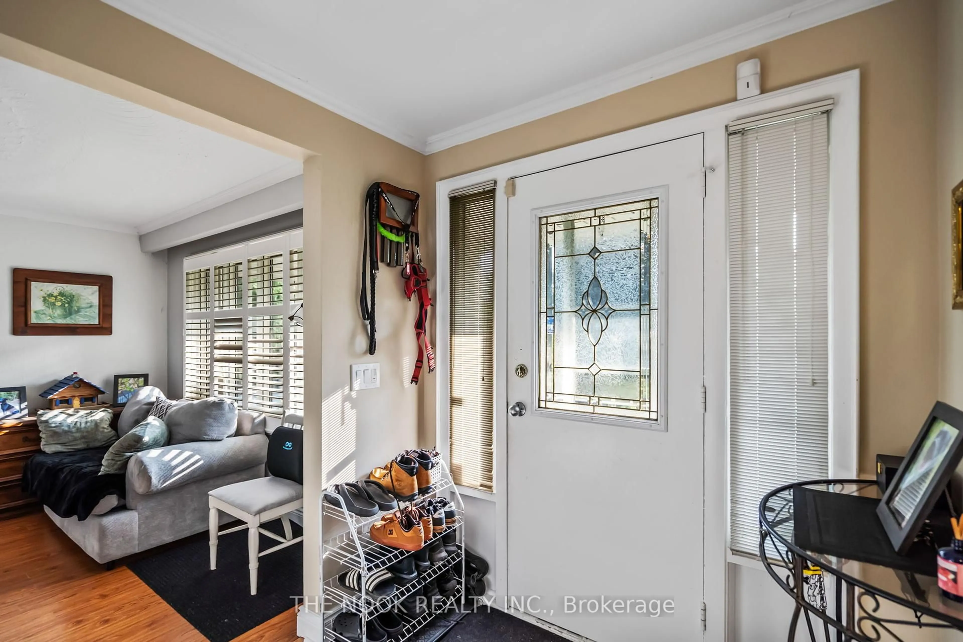 Indoor entryway for 539 Brentwood Ave, Oshawa Ontario L1G 2S9
