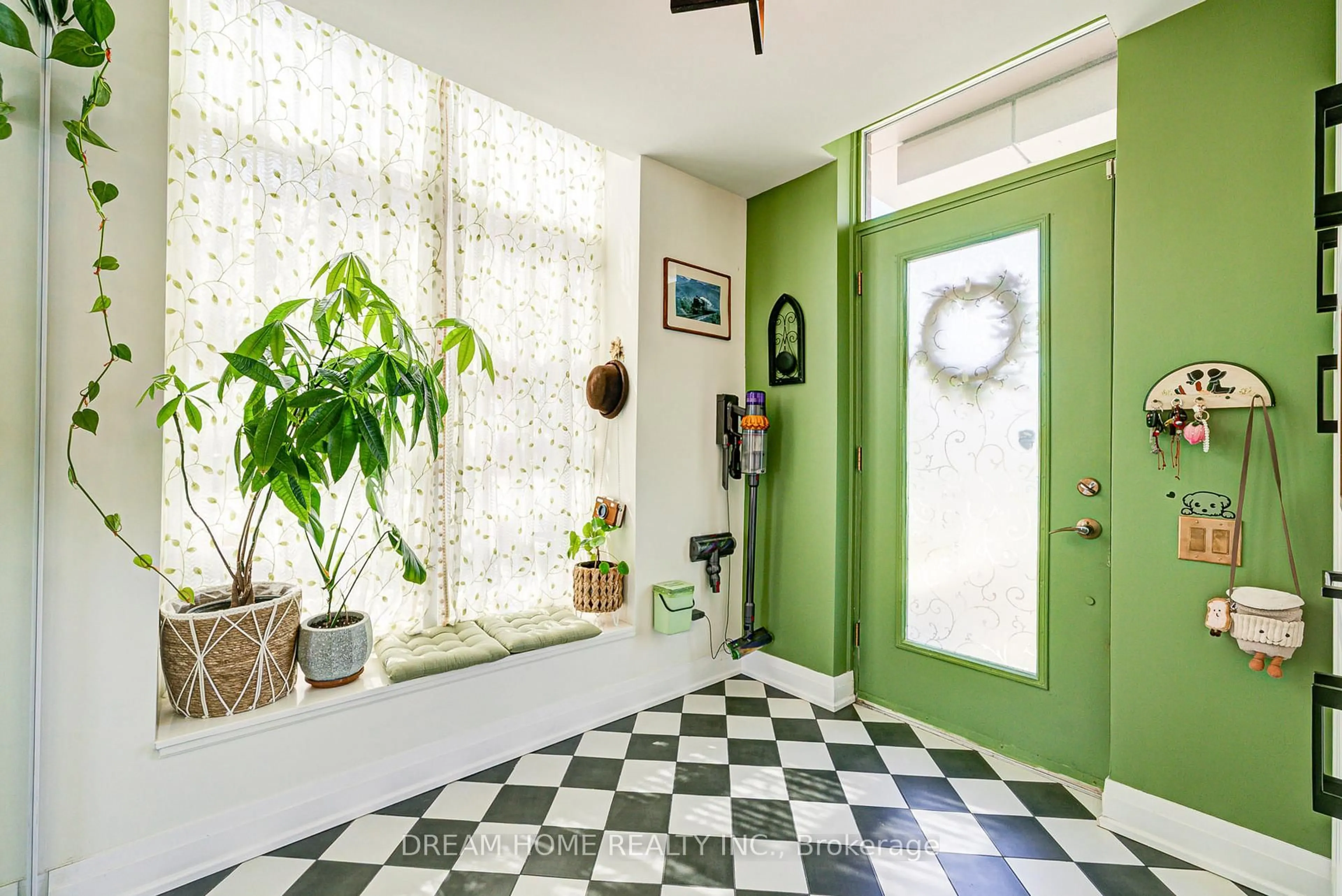 Indoor entryway for 1 Town Centre Crt, Toronto Ontario M1P 0B3
