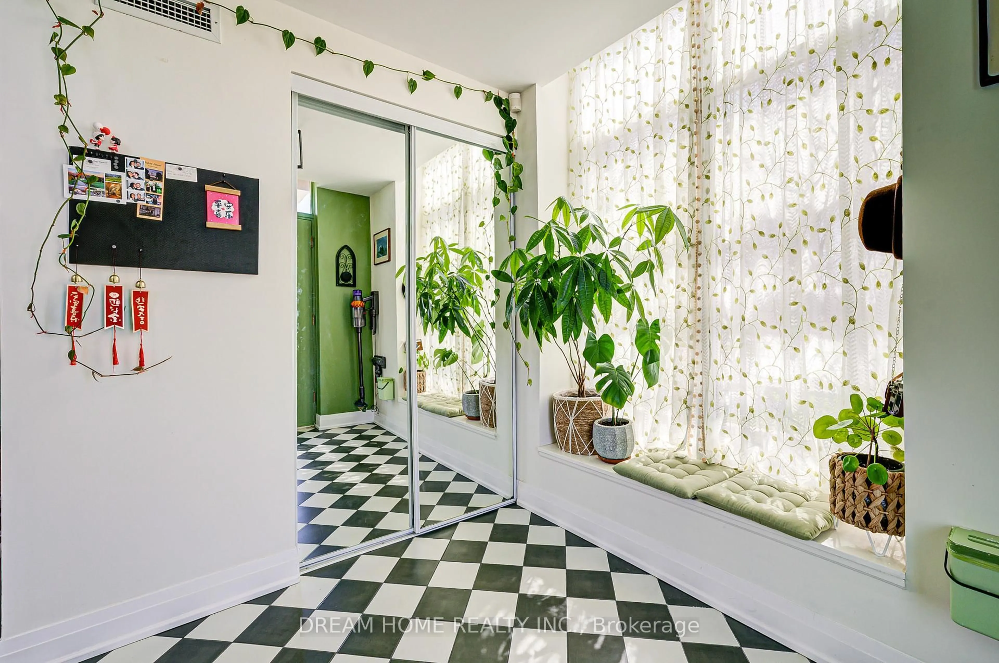 Indoor foyer for 1 Town Centre Crt, Toronto Ontario M1P 0B3