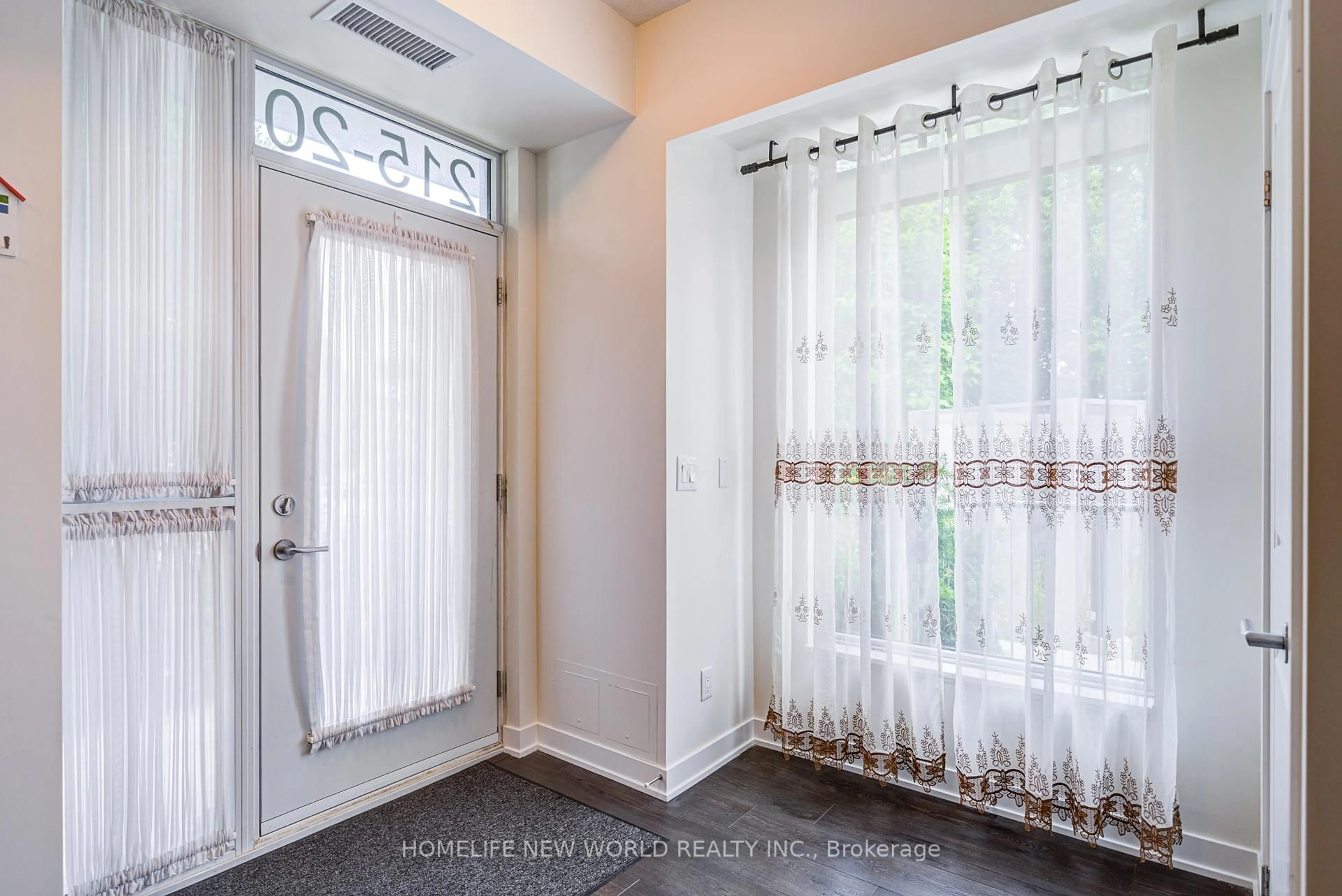 Indoor entryway for 215 Bonis Ave #Th 20, Toronto Ontario M1T 3W6