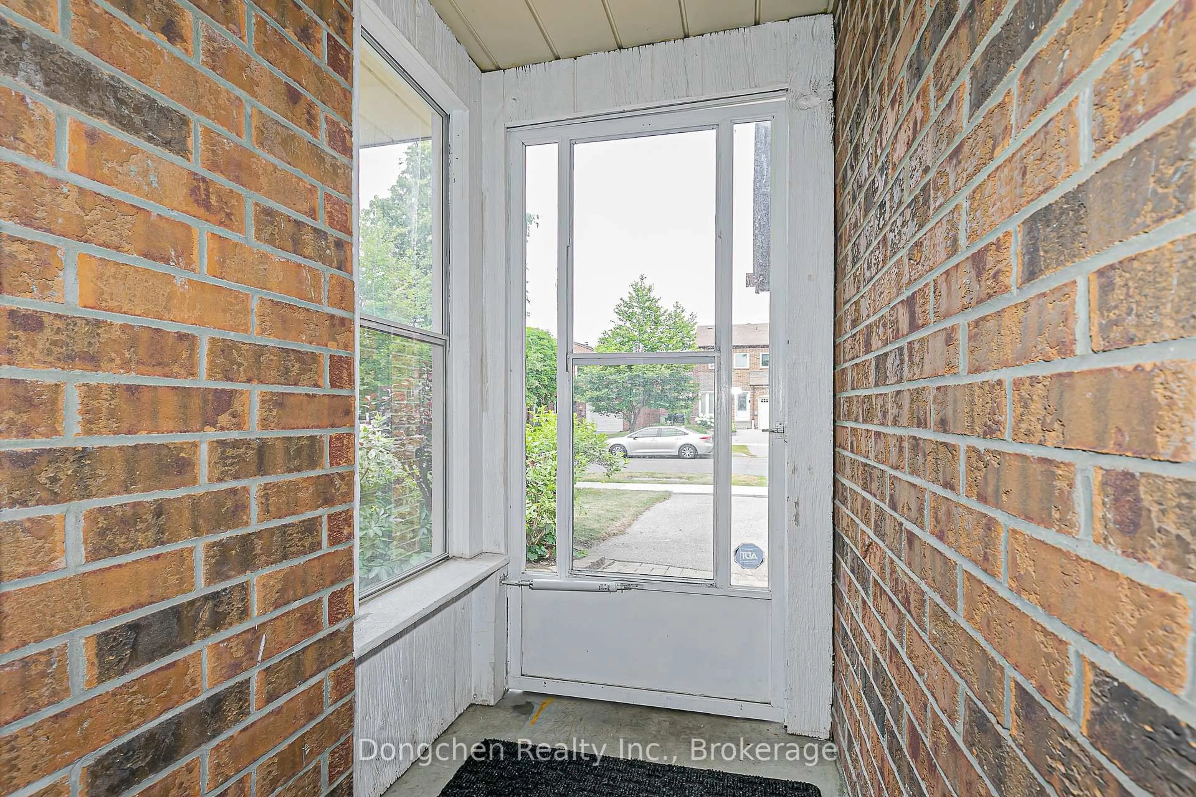 Indoor entryway for 94 Mossbrook Cres, Toronto Ontario M1W 2W9