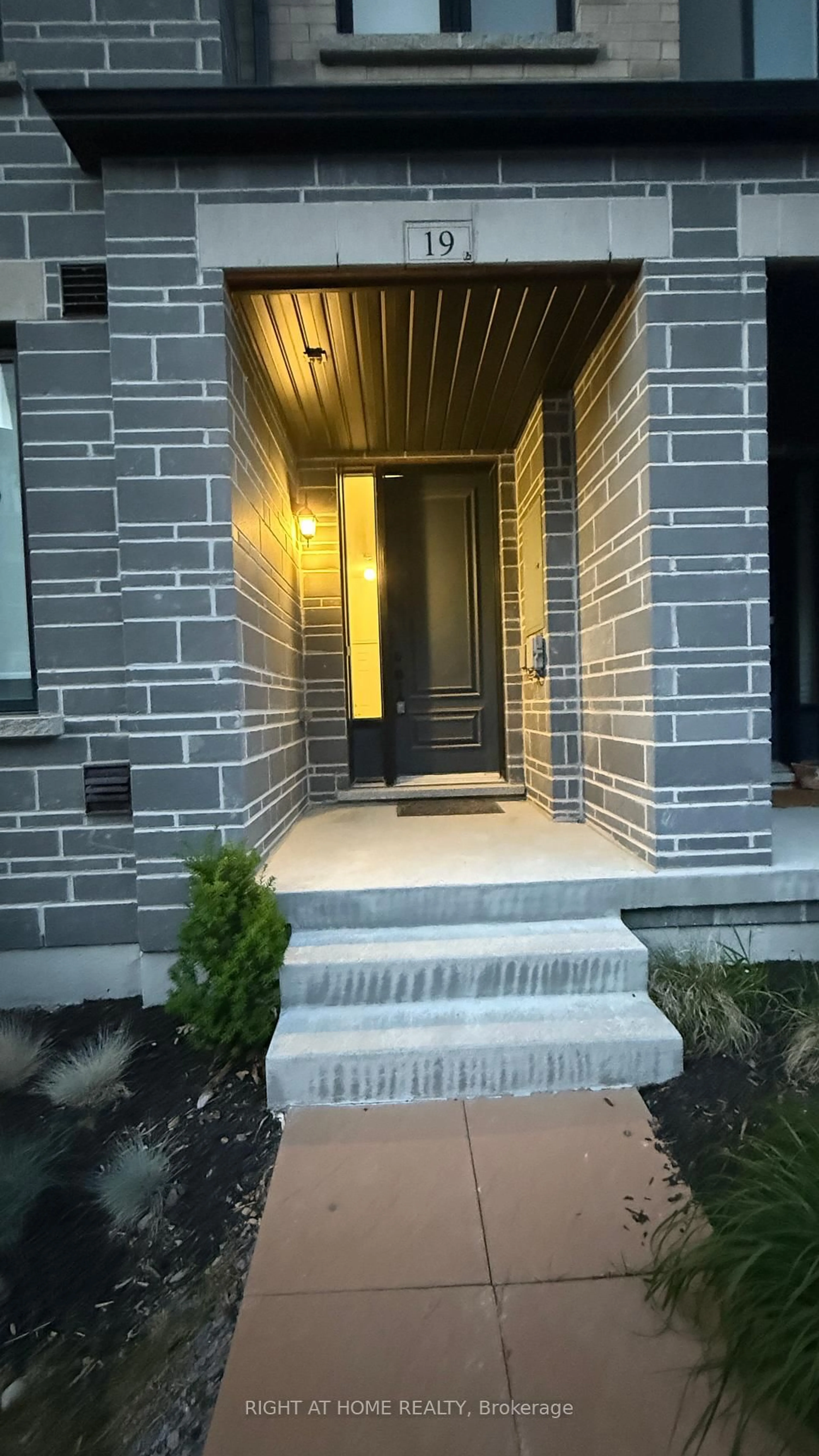Indoor entryway for 19 Steamboat Way, Whitby Ontario L1N 0M6