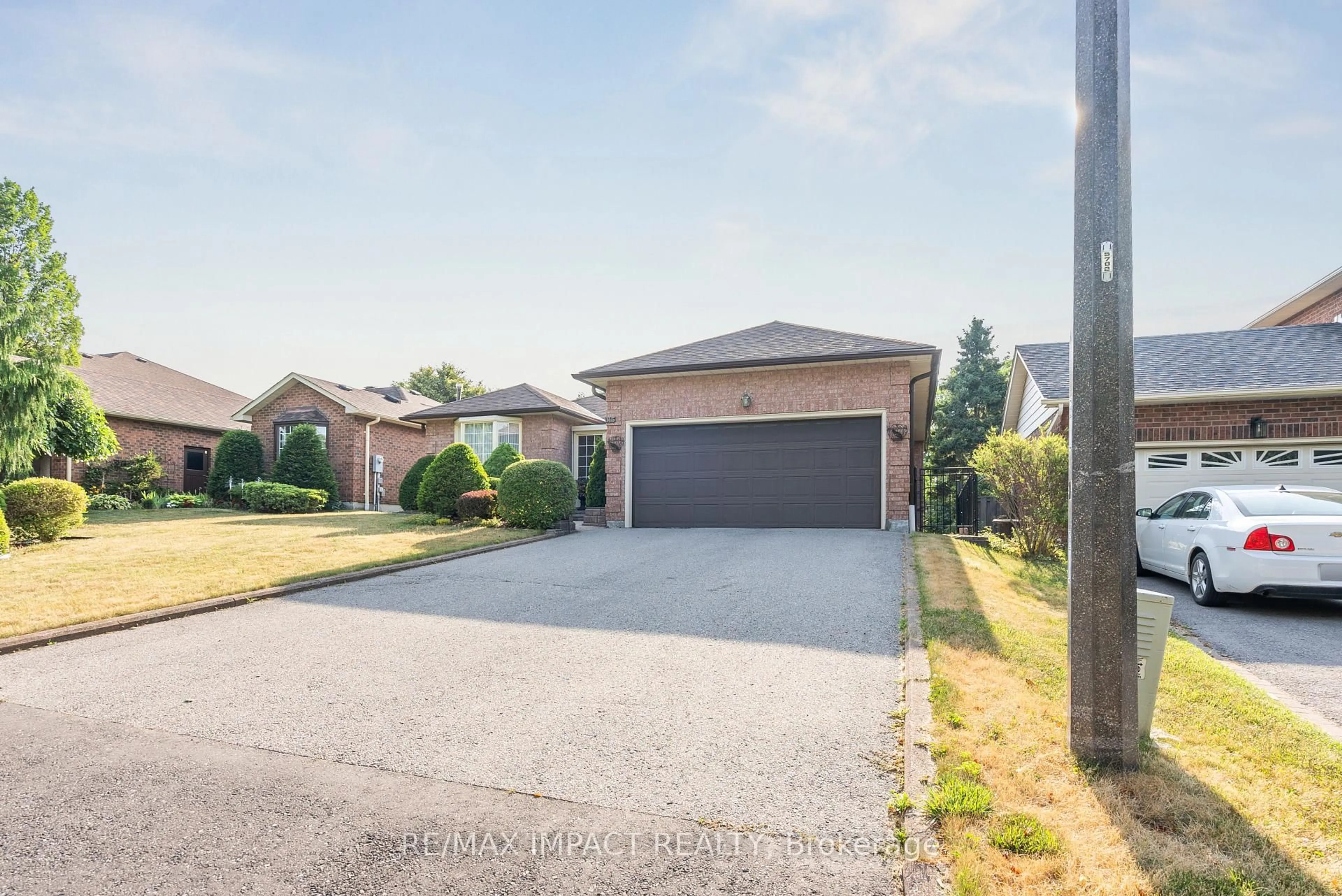 A pic from outside/outdoor area/front of a property/back of a property/a pic from drone, street for 145 HIALEAH Cres, Whitby Ontario L1N 6V8